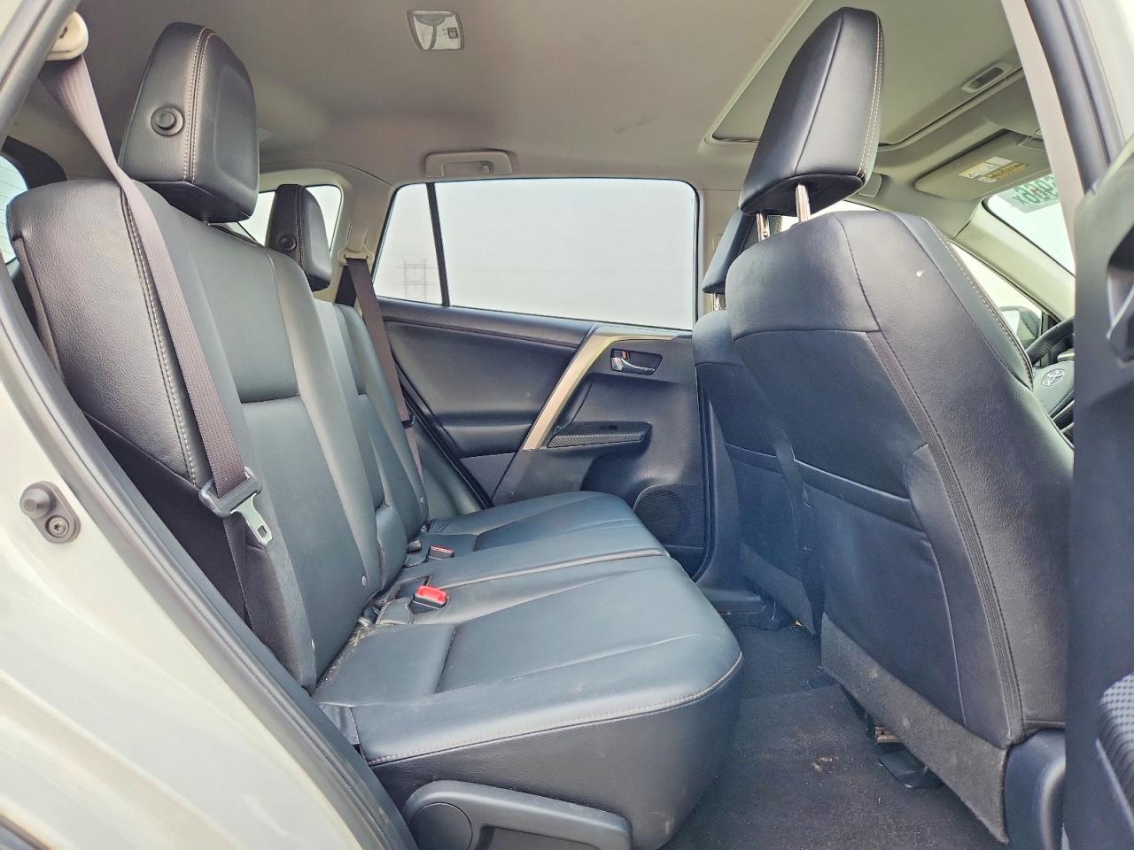 2015 Toyota Rav4 Limited White vin: JTMDFREV4FD127327