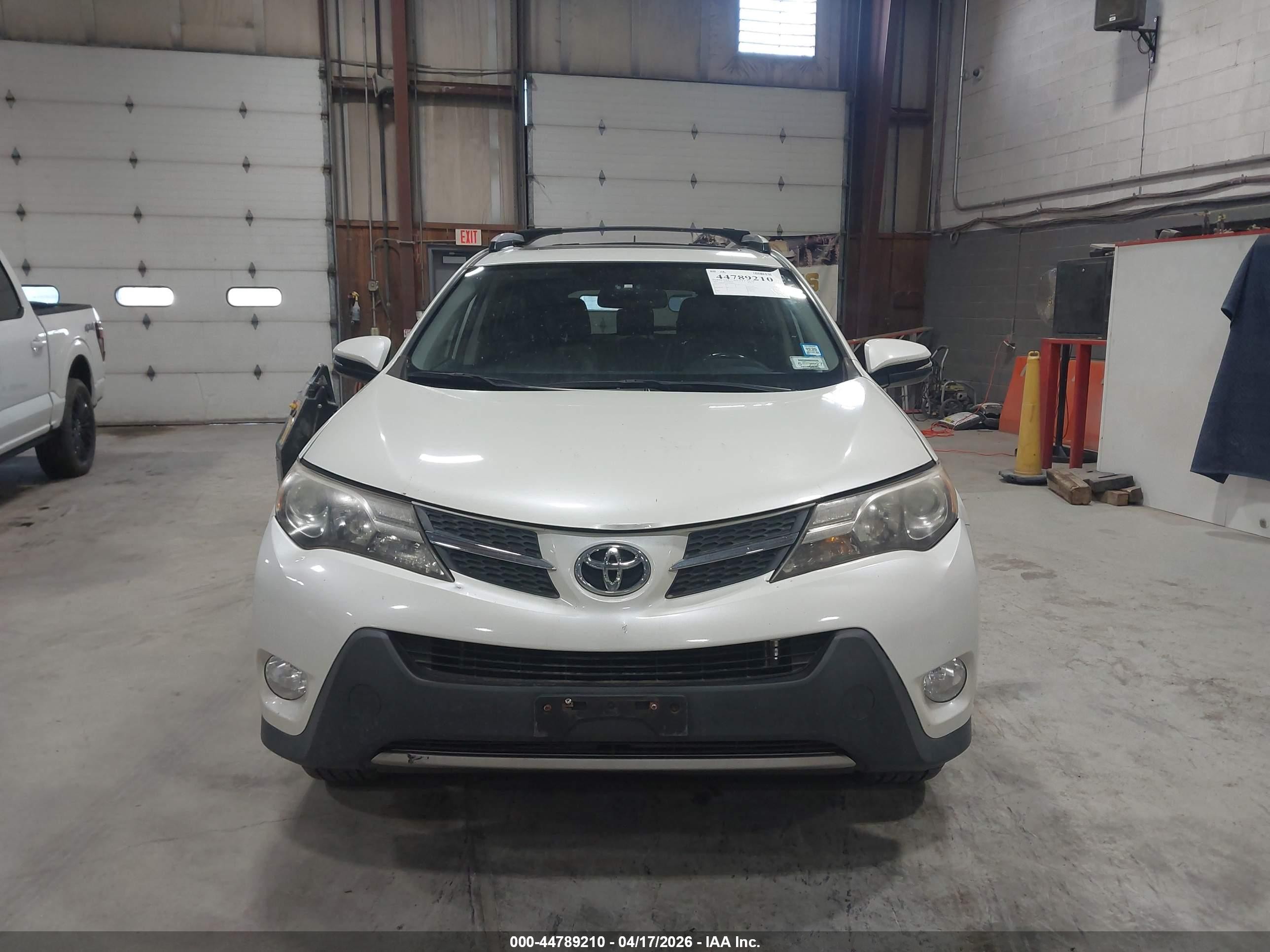 2015 Toyota Rav4 Limited White vin: JTMDFREV6FD162001