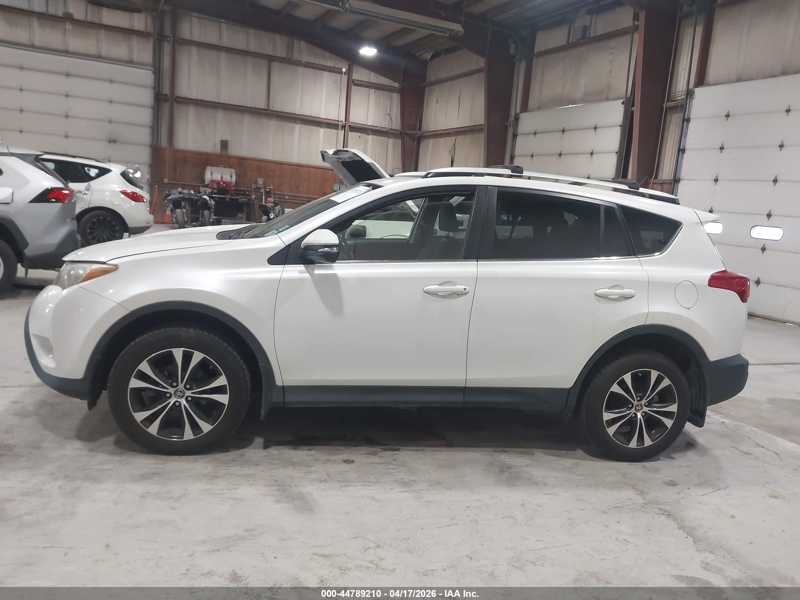 2015 Toyota Rav4 Limited White vin: JTMDFREV6FD162001