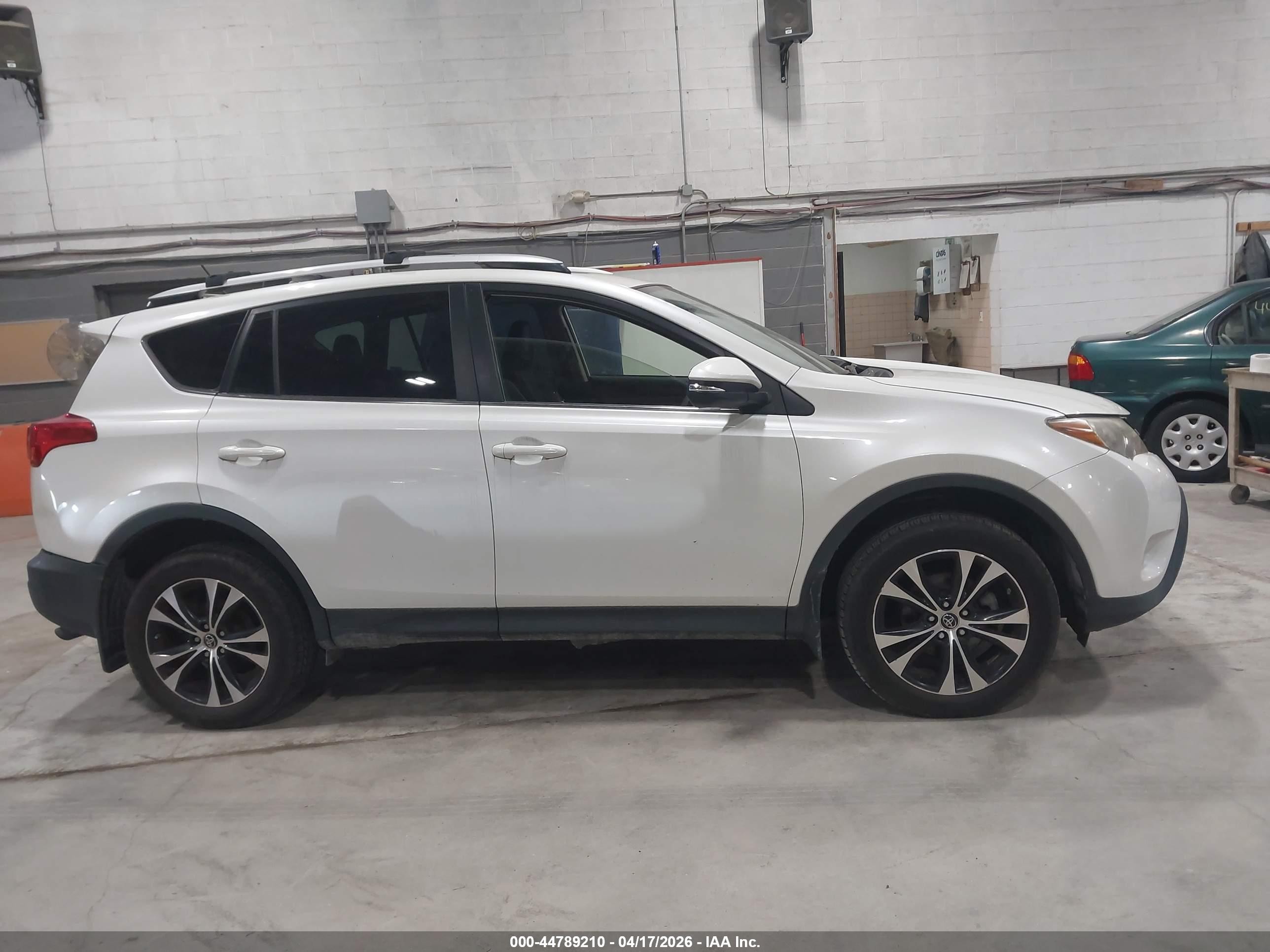 2015 Toyota Rav4 Limited White vin: JTMDFREV6FD162001