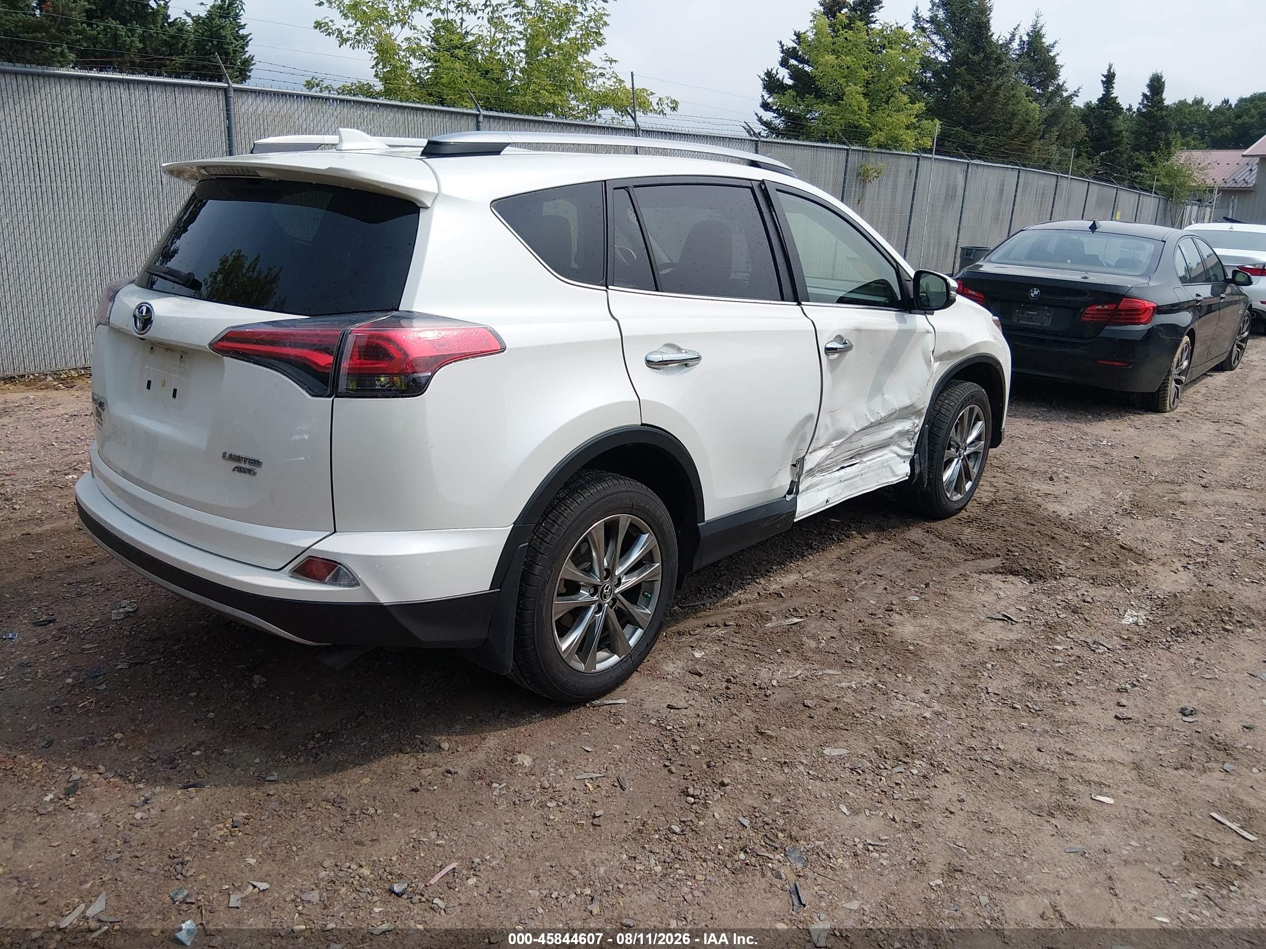 2018 Toyota Rav4 Limited White vin: JTMDFREV7JD233702
