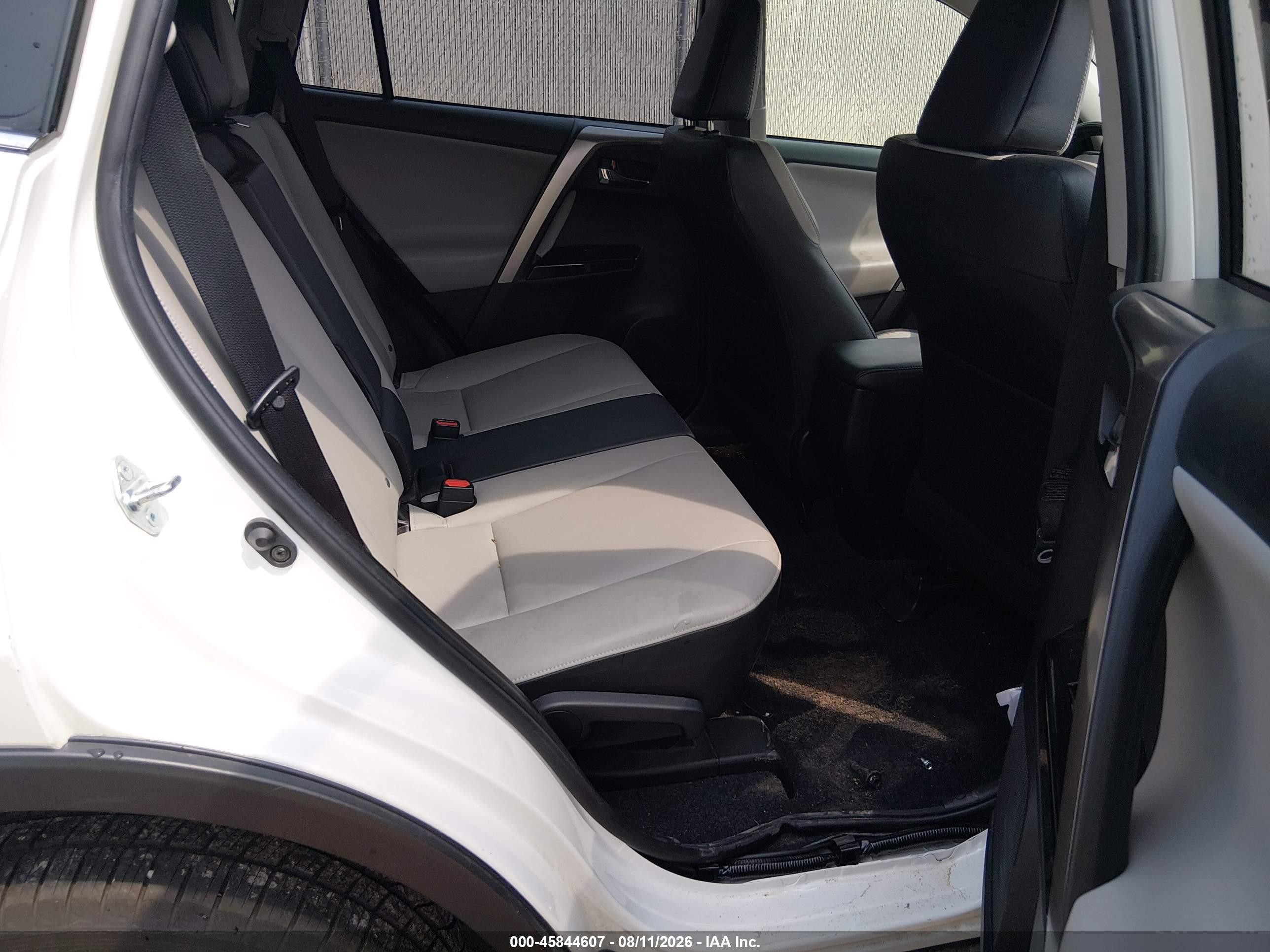 2018 Toyota Rav4 Limited White vin: JTMDFREV7JD233702