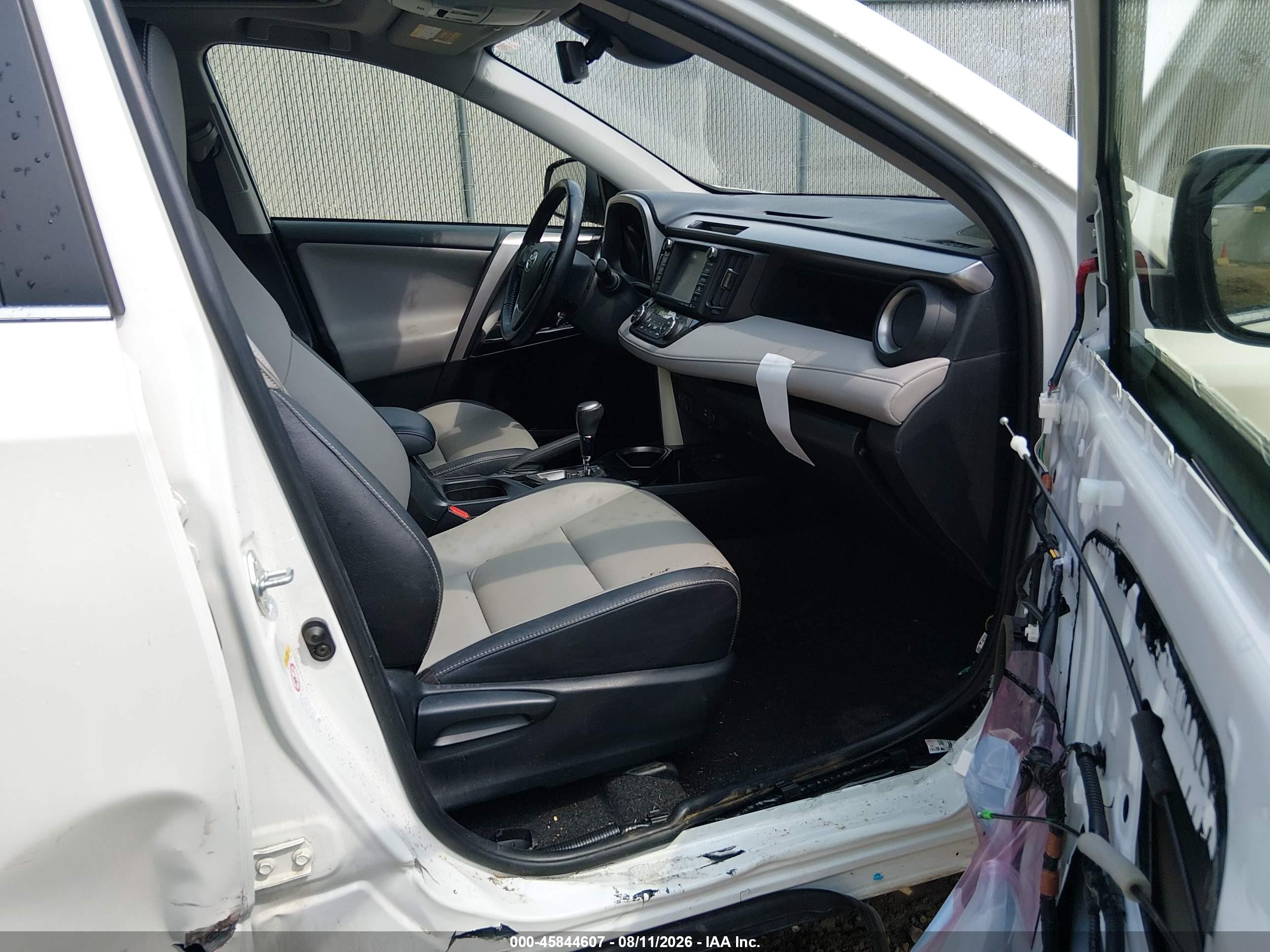 2018 Toyota Rav4 Limited White vin: JTMDFREV7JD233702