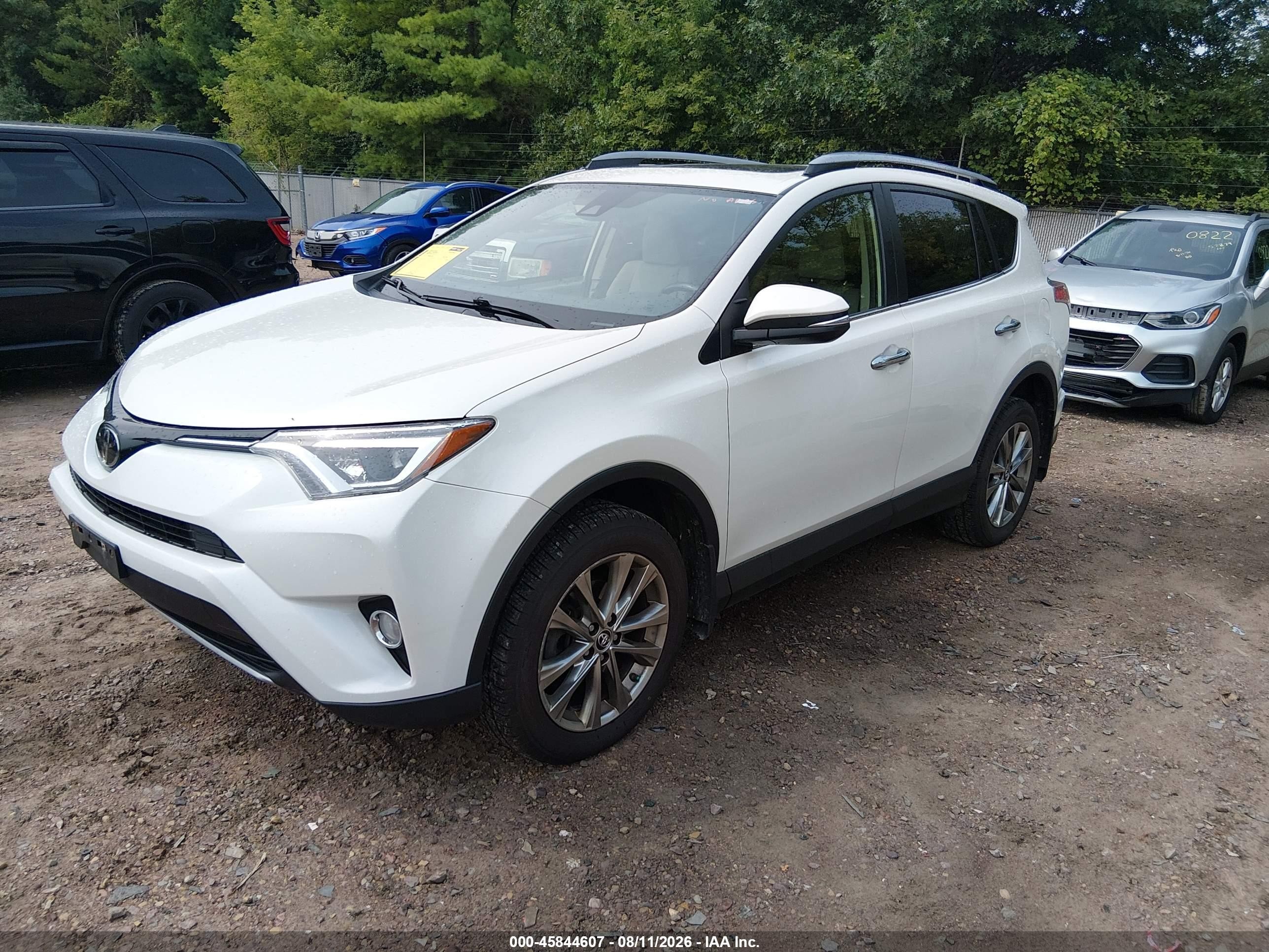 2018 Toyota Rav4 Limited White vin: JTMDFREV7JD233702