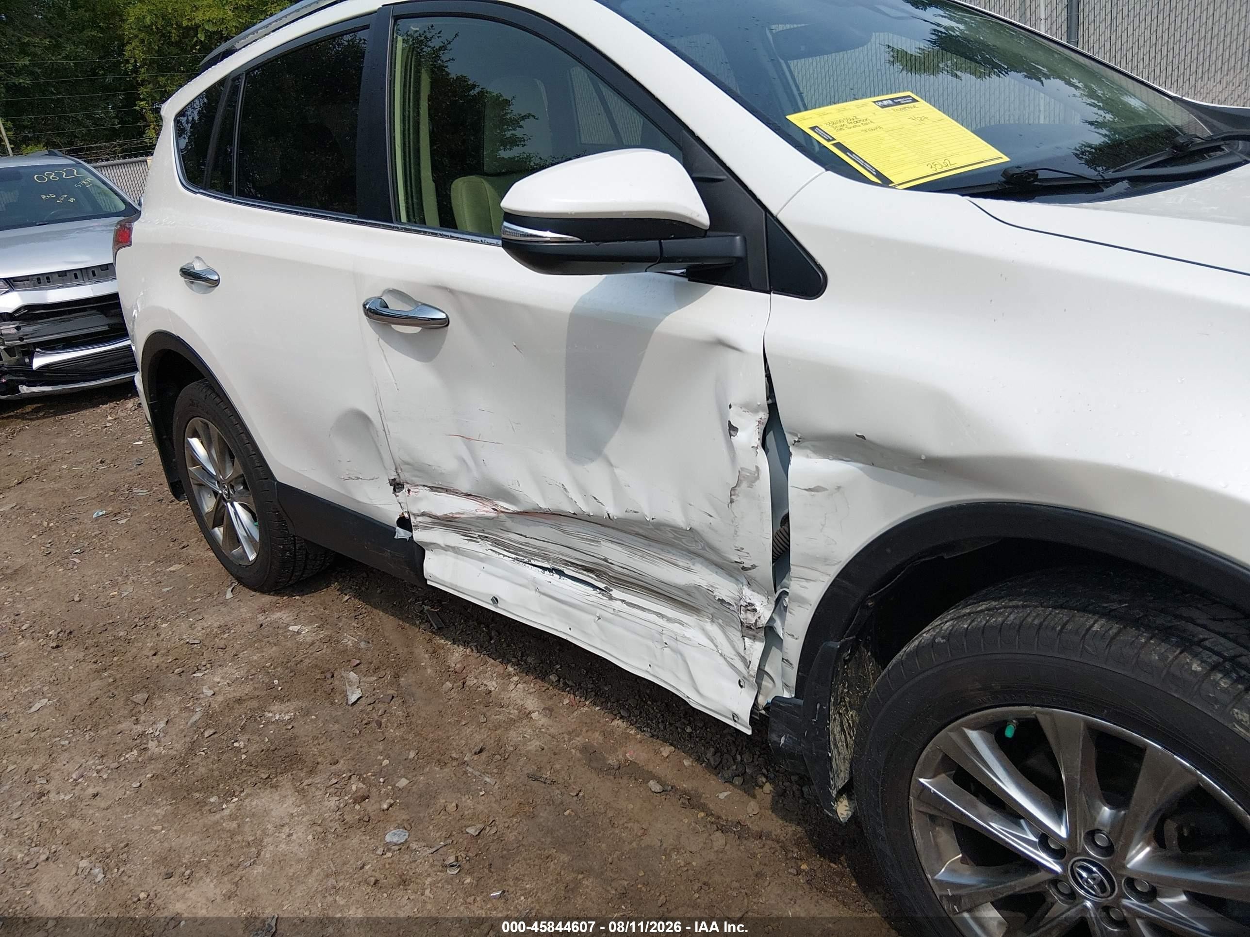 2018 Toyota Rav4 Limited White vin: JTMDFREV7JD233702