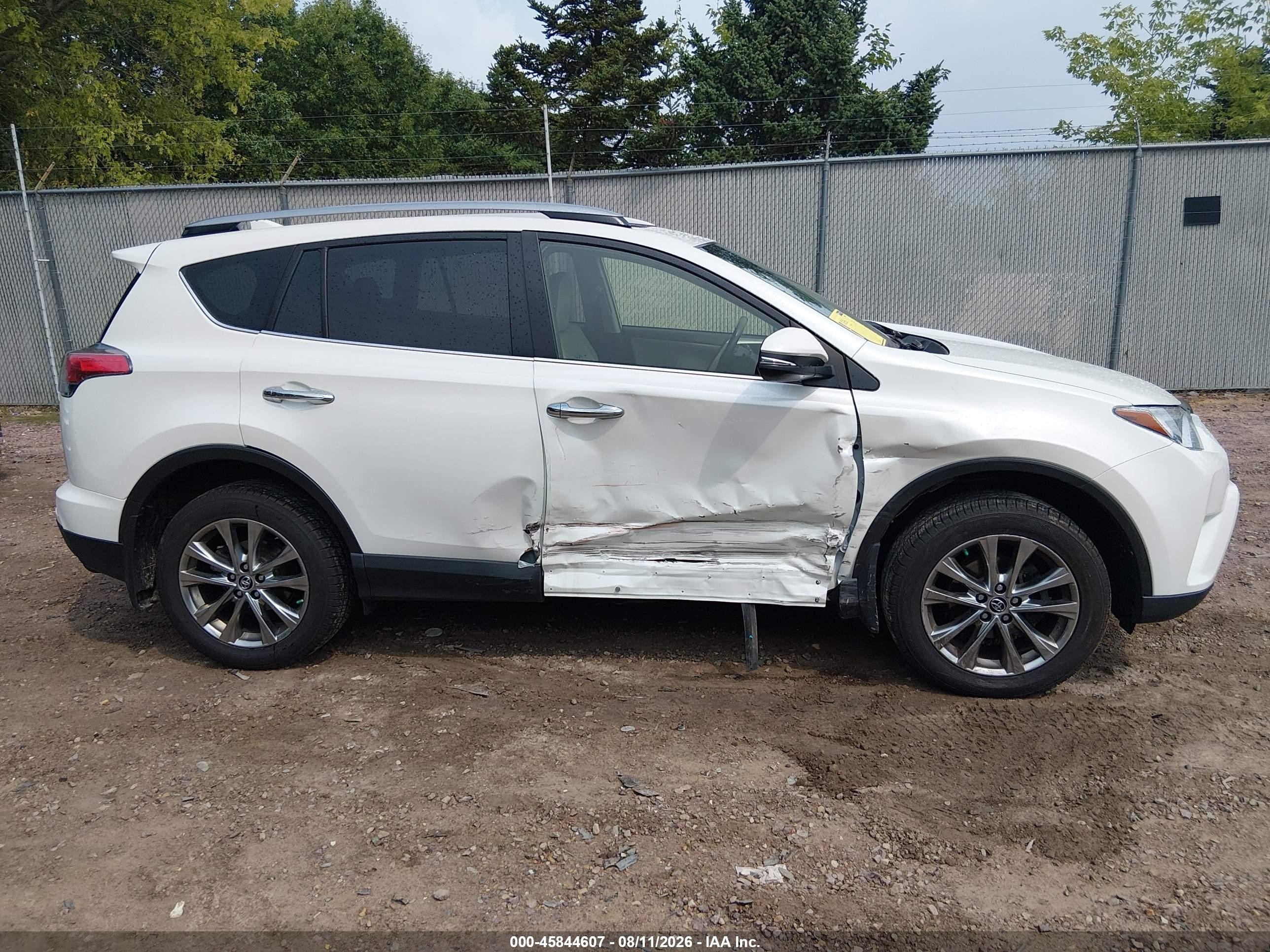 2018 Toyota Rav4 Limited White vin: JTMDFREV7JD233702