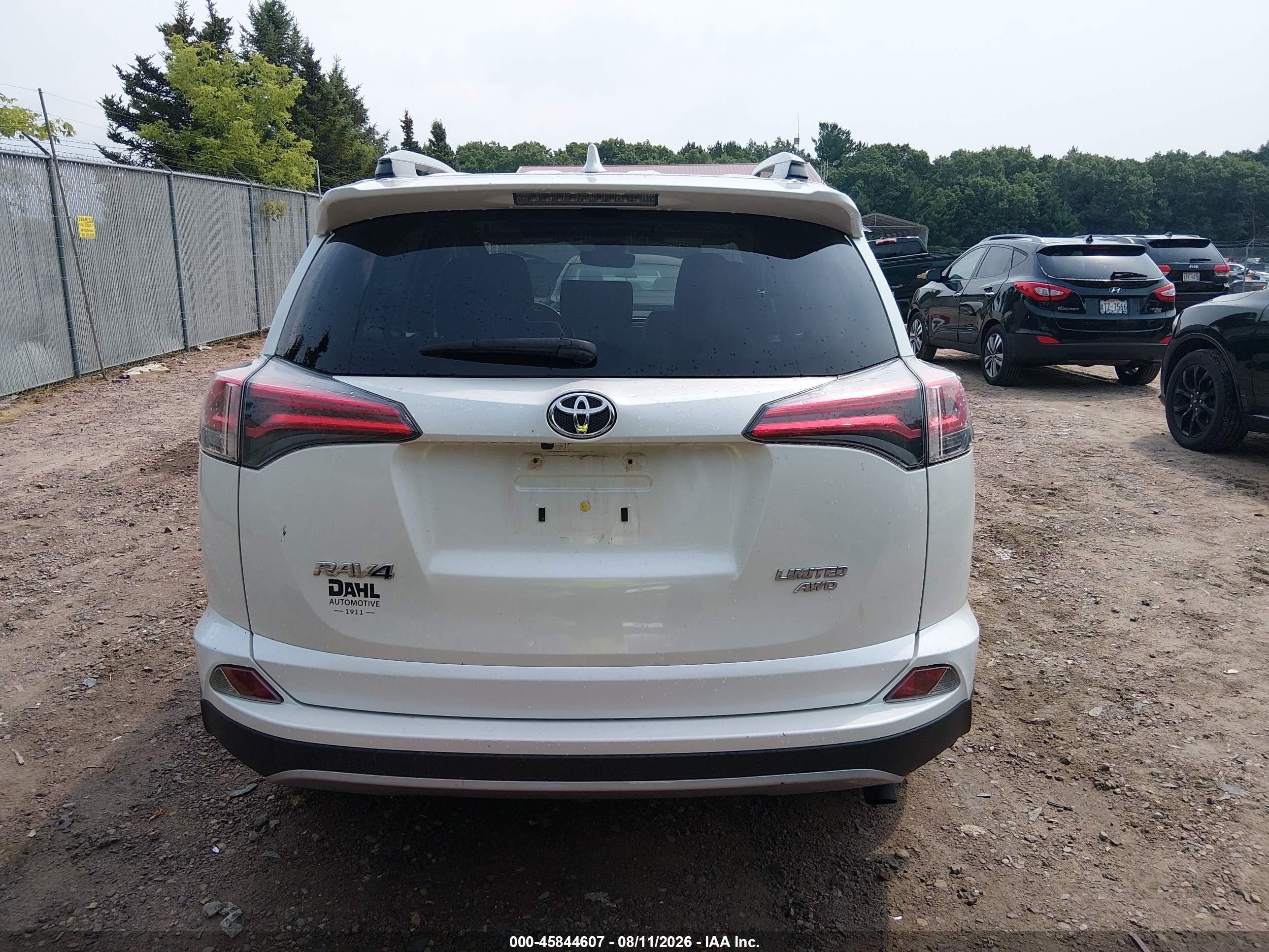 2018 Toyota Rav4 Limited White vin: JTMDFREV7JD233702