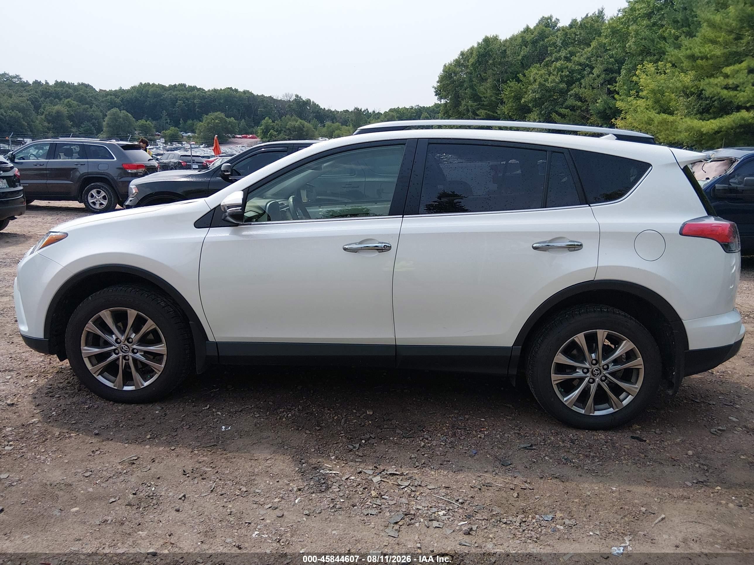 2018 Toyota Rav4 Limited White vin: JTMDFREV7JD233702