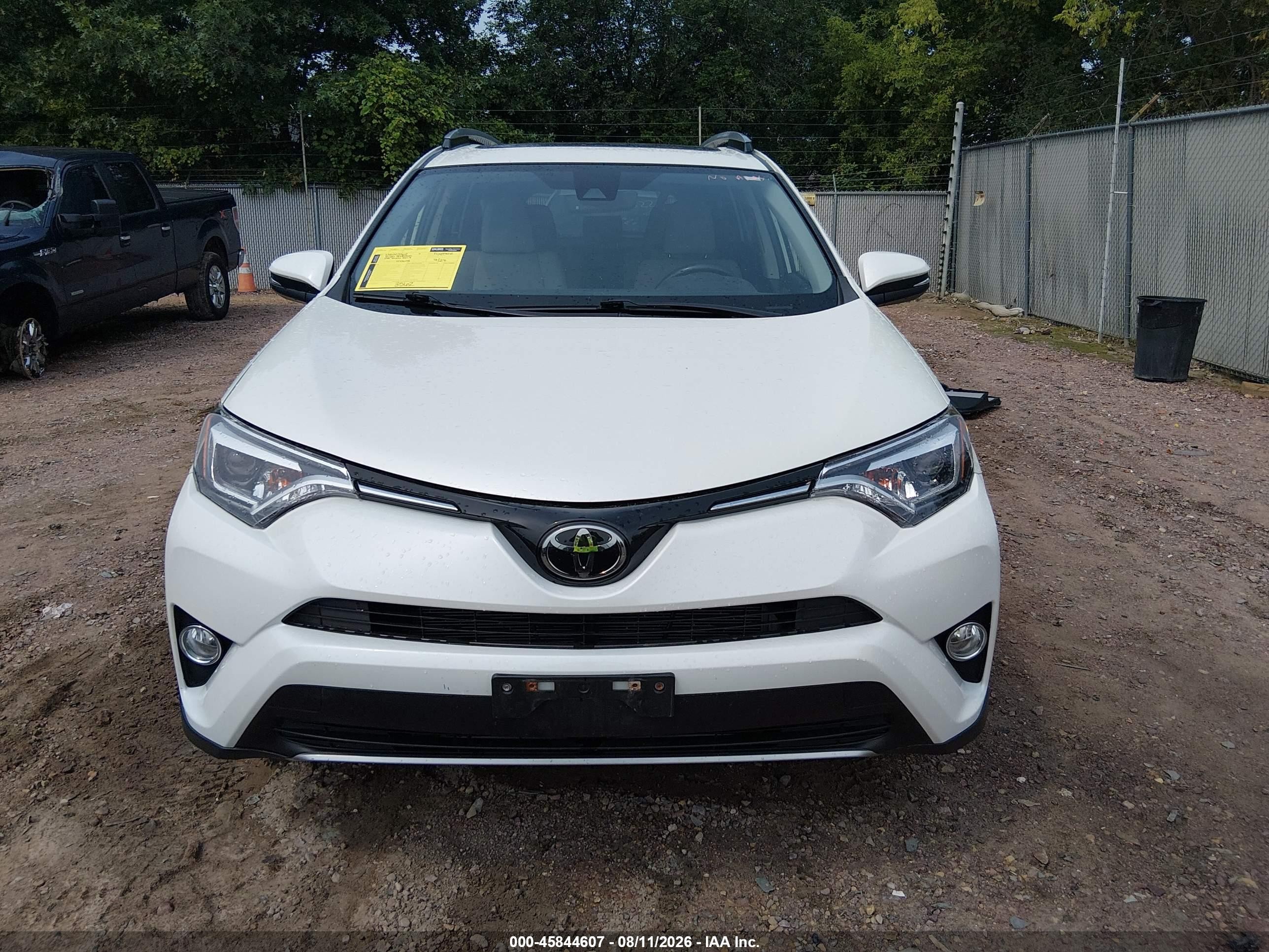 2018 Toyota Rav4 Limited White vin: JTMDFREV7JD233702