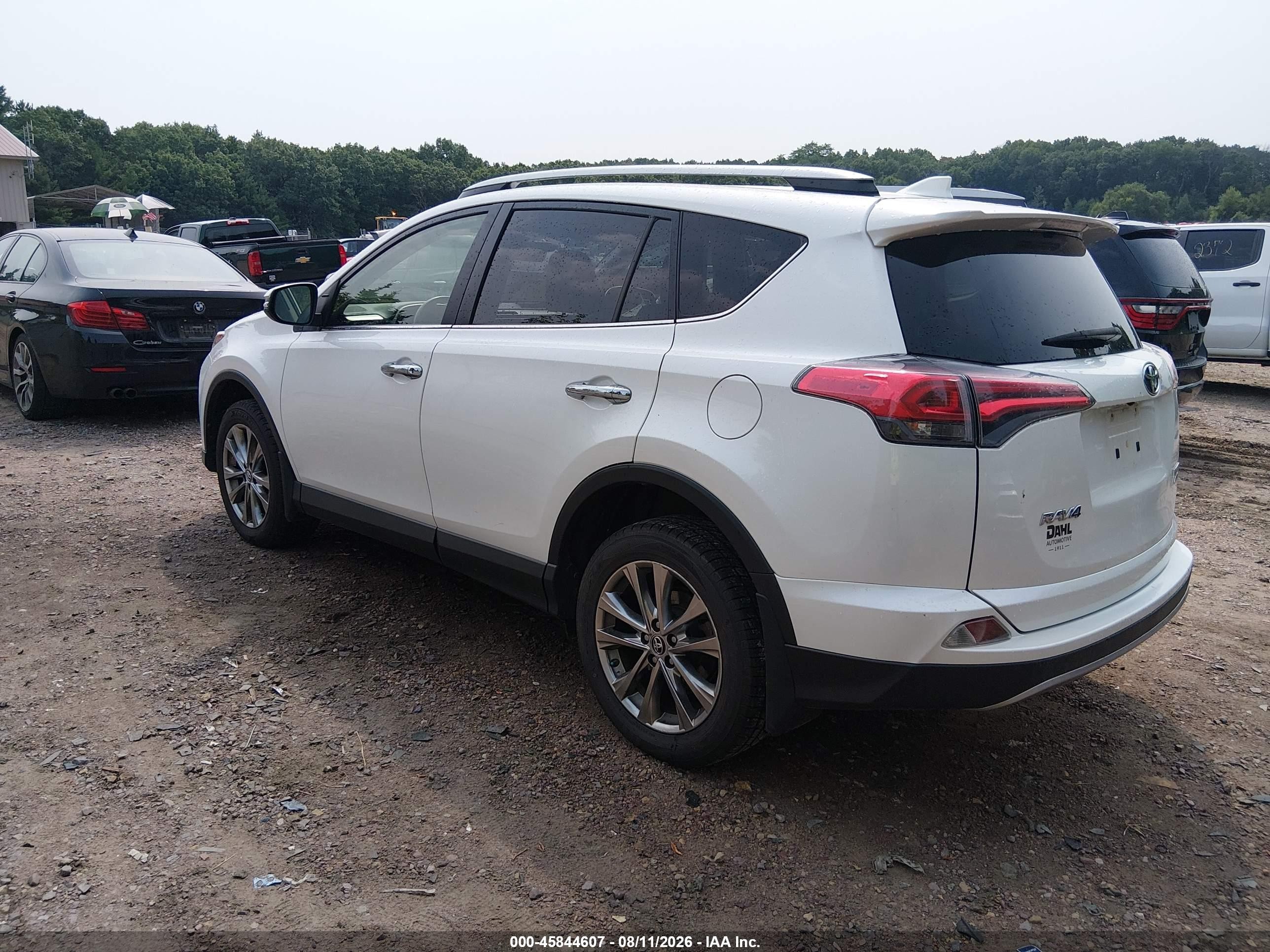 2018 Toyota Rav4 Limited White vin: JTMDFREV7JD233702