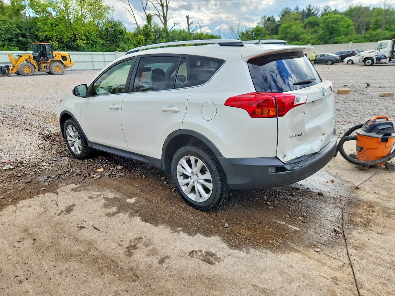 2013 Toyota Rav4 Limited White vin: JTMDFREV9DD023610