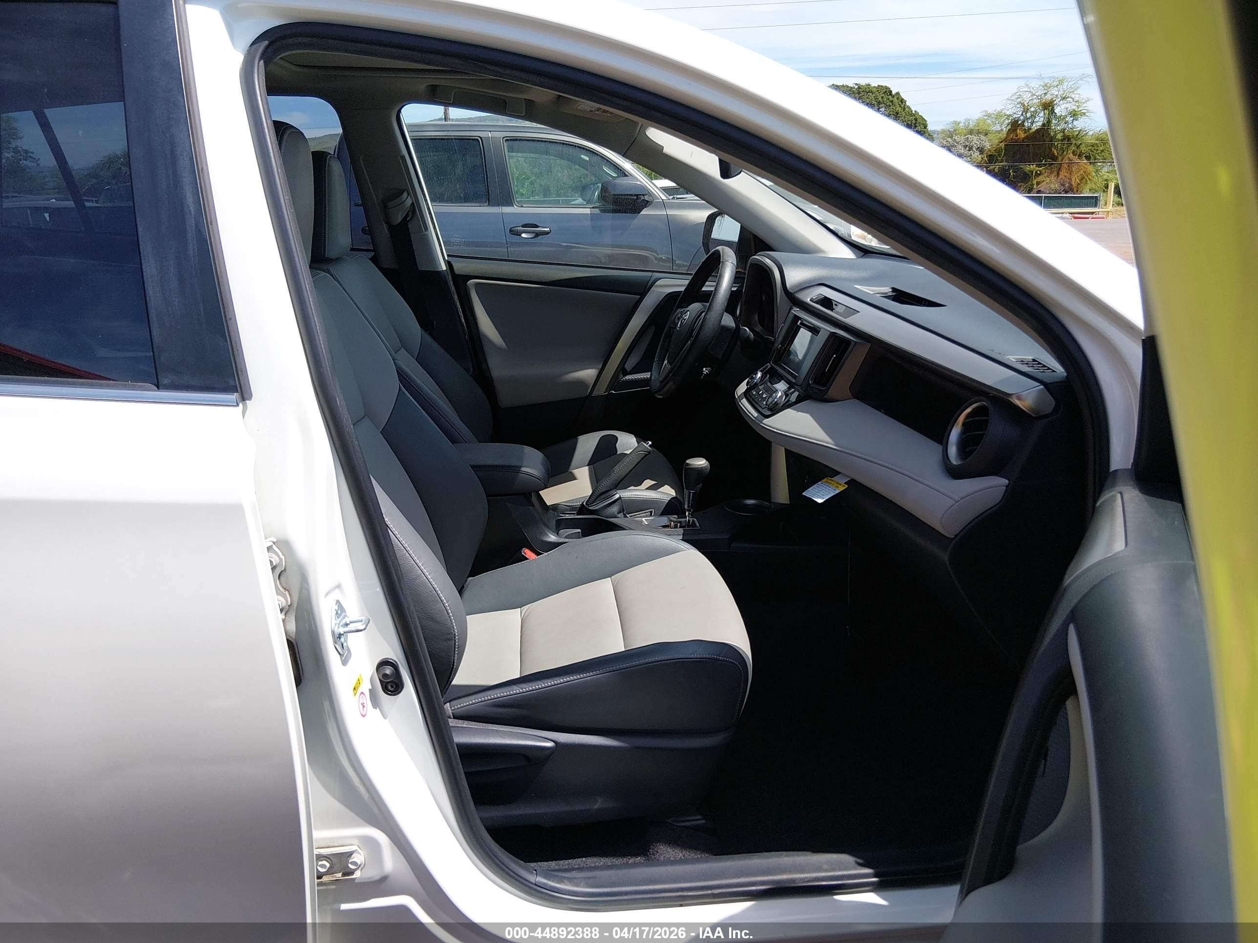 2014 Toyota Rav4 Limited White vin: JTMDFREVXED062417