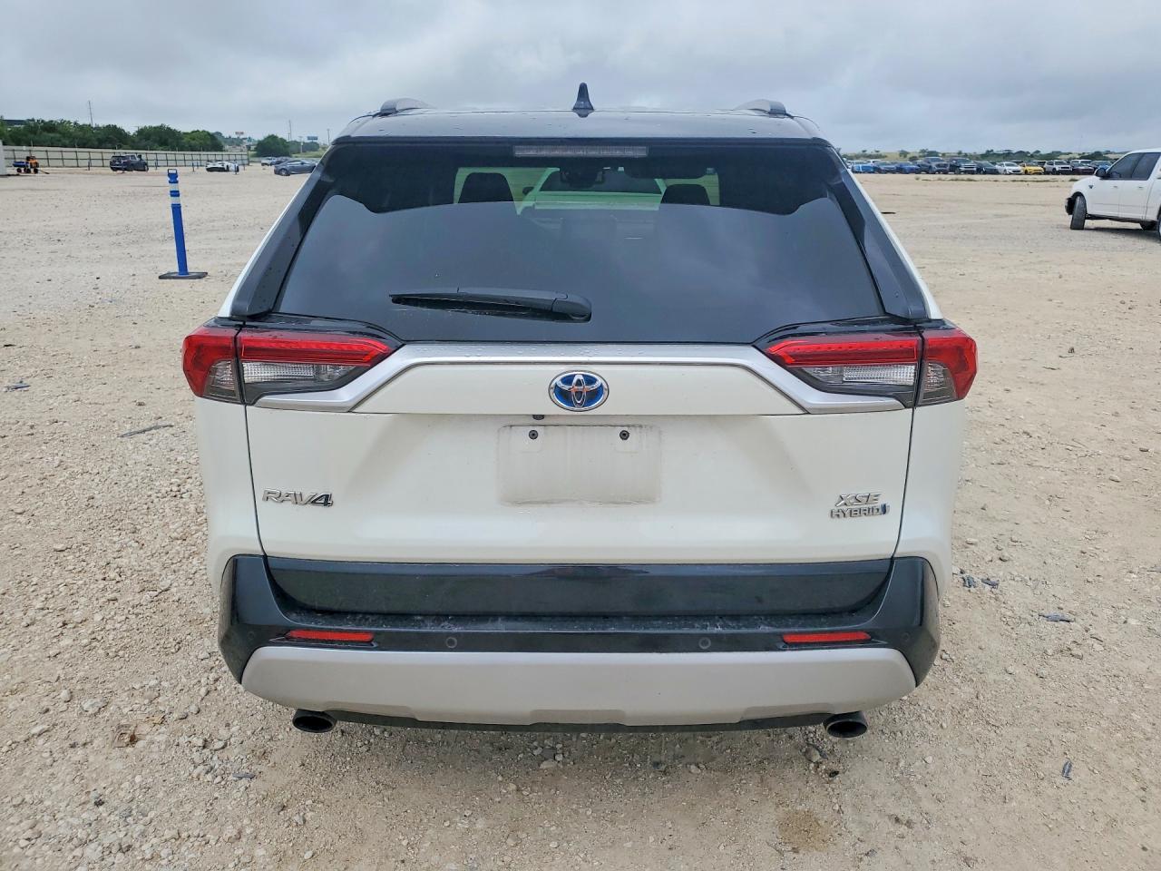2019 Toyota Rav4 Xse White vin: JTMEWRFV4KD517521