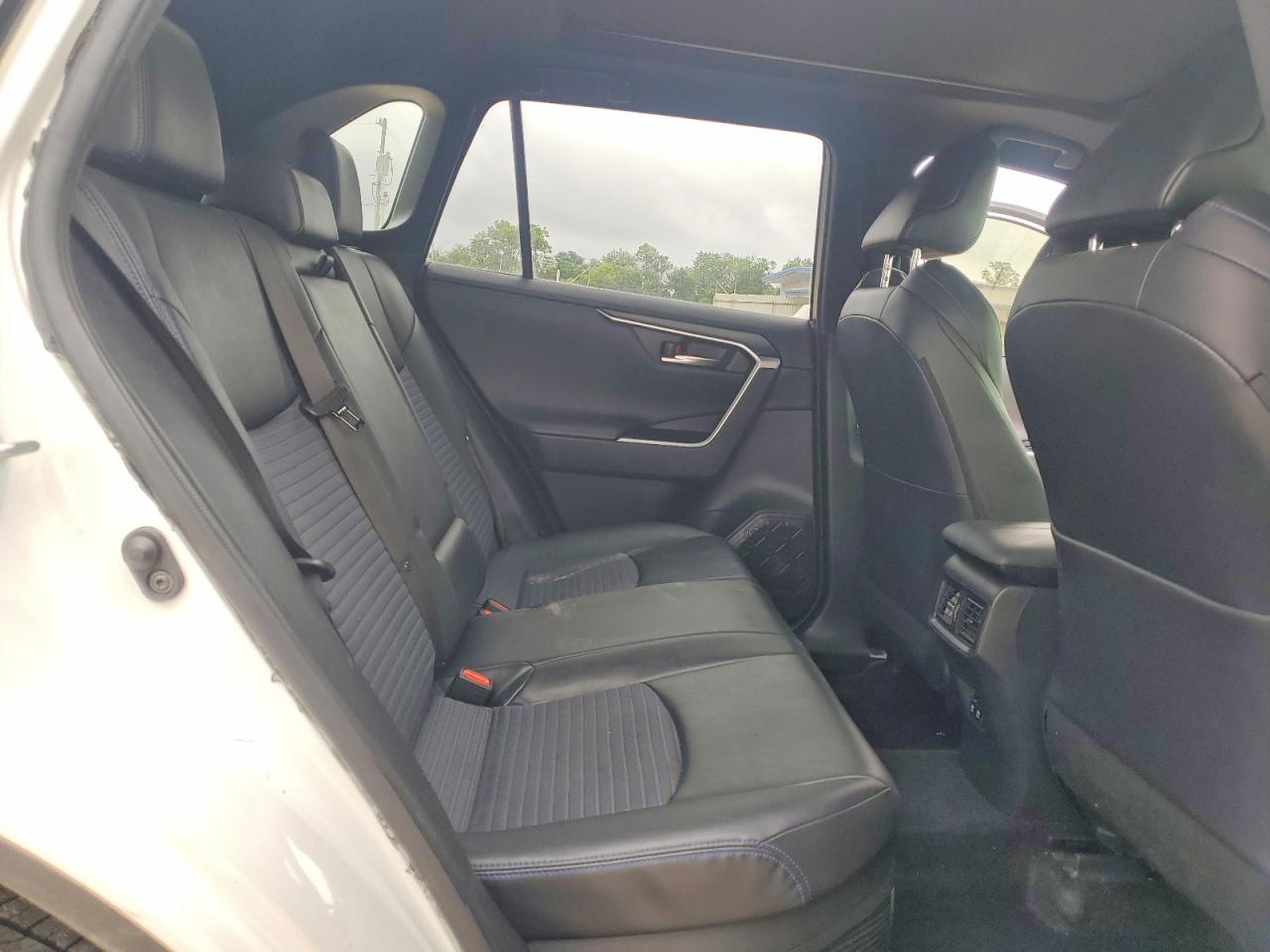 2019 Toyota Rav4 Xse White vin: JTMEWRFV4KD517521