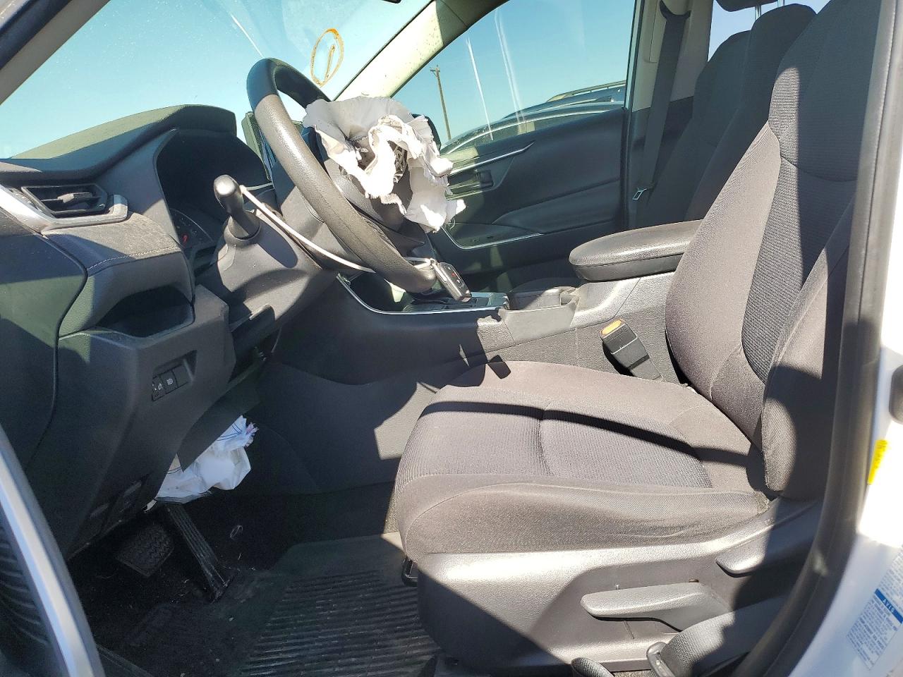 2020 Toyota Rav4 Le White vin: JTMF1RFV5LD048461