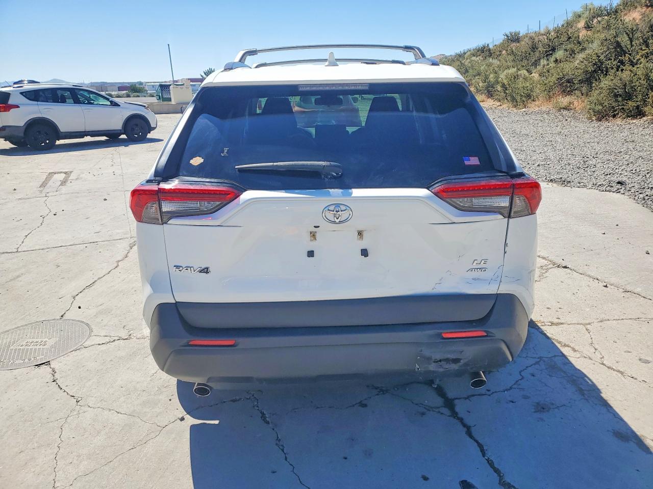 2019 Toyota Rav4 Le White vin: JTMF1RFVXKJ020333