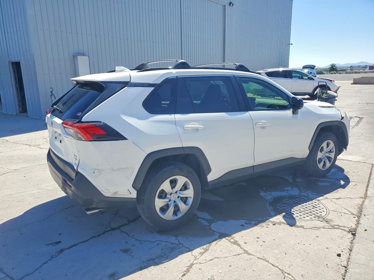 2019 Toyota Rav4 Le White vin: JTMF1RFVXKJ020333
