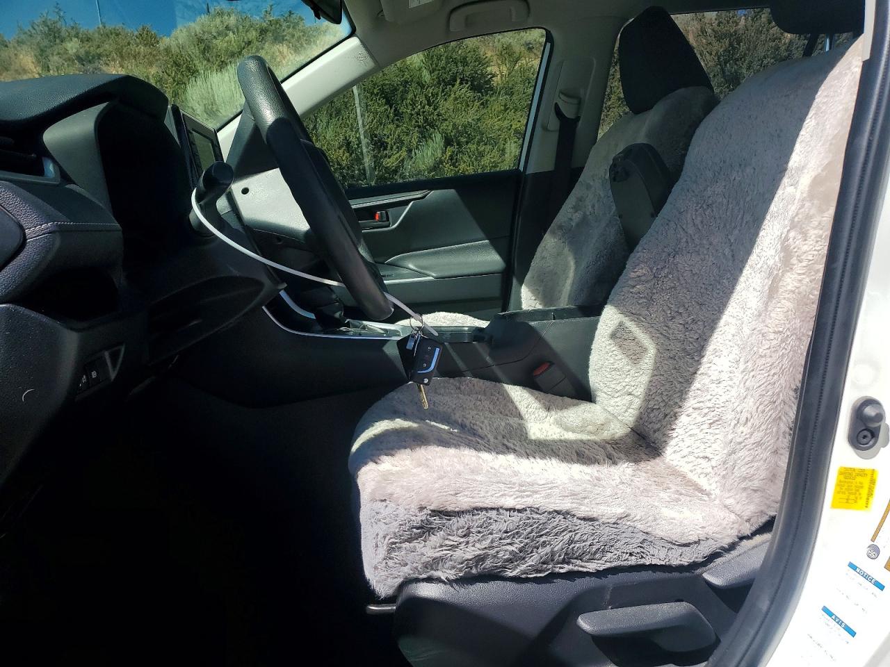 2019 Toyota Rav4 Le White vin: JTMF1RFVXKJ020333