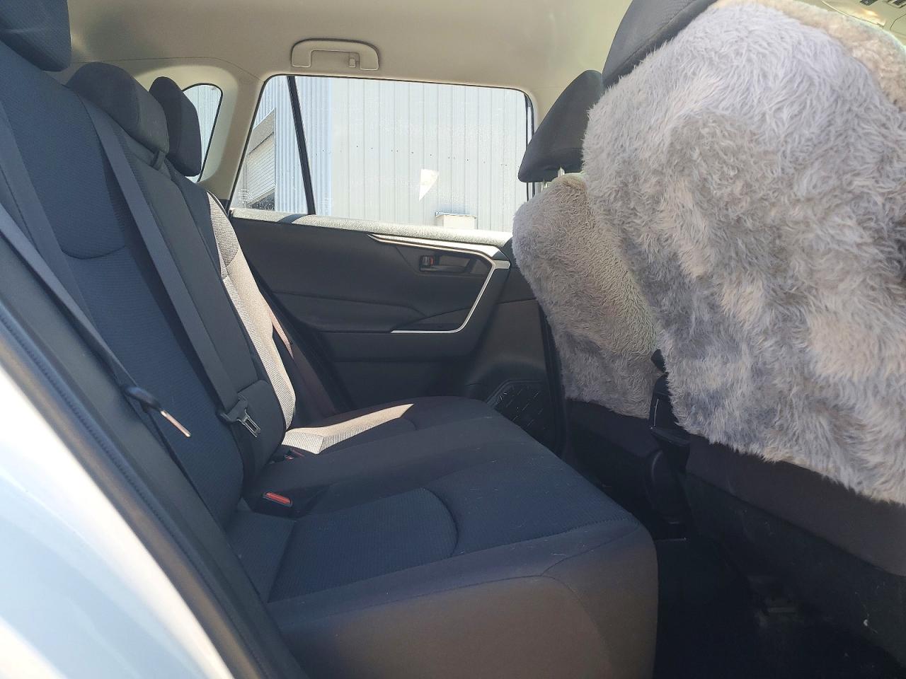 2019 Toyota Rav4 Le White vin: JTMF1RFVXKJ020333