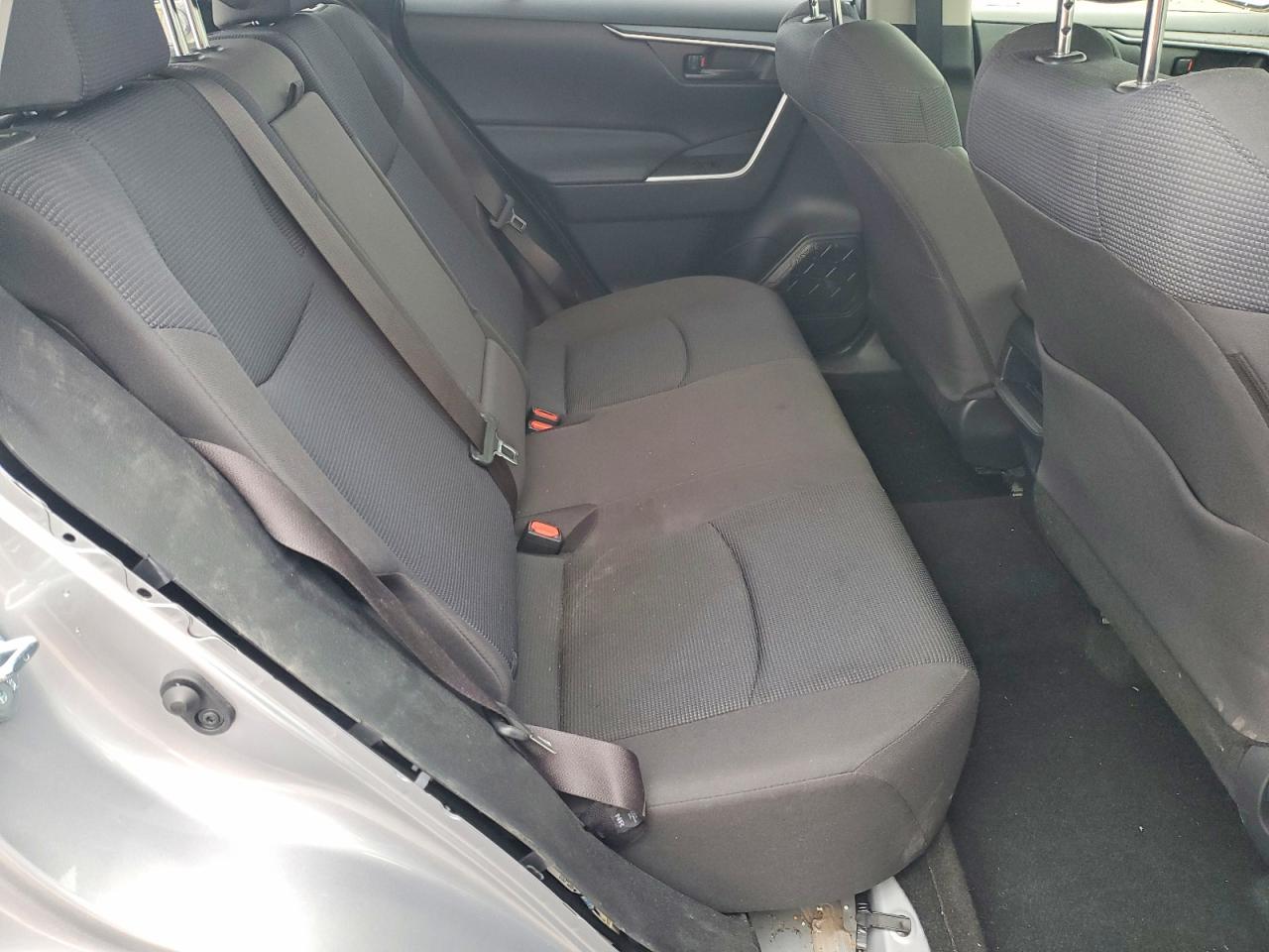 2019 Toyota Rav4 Le Silver vin: JTMG1RFVXKD015538