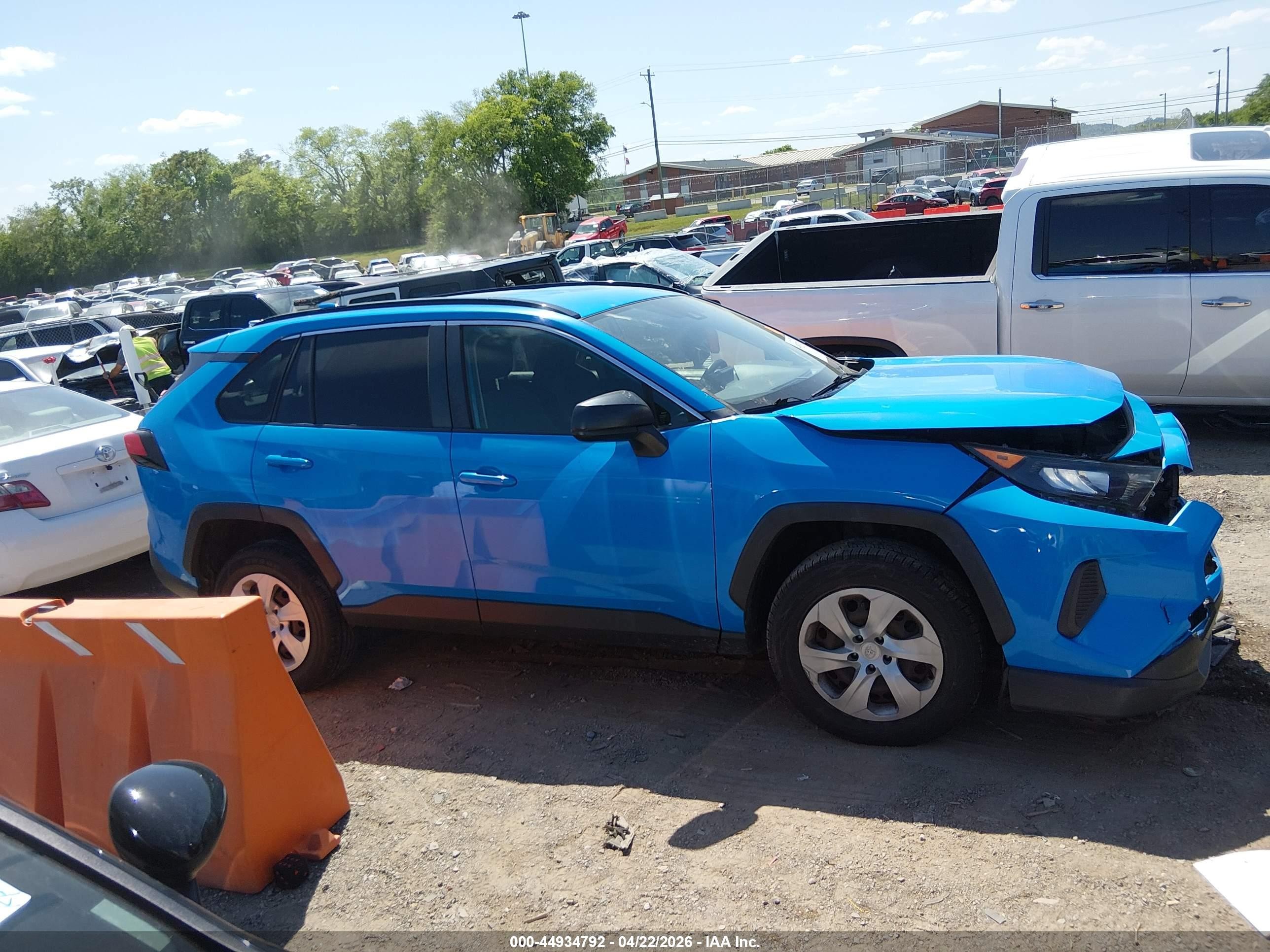 2019 Toyota Rav4 Le Синий vin: JTMH1RFV0KJ006739