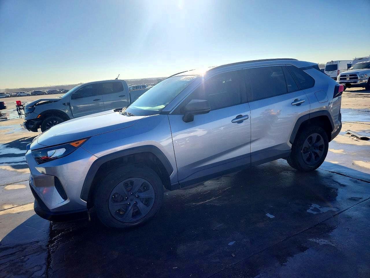 2019 Toyota Rav4 Le Silver vin: JTMH1RFV2KD031995