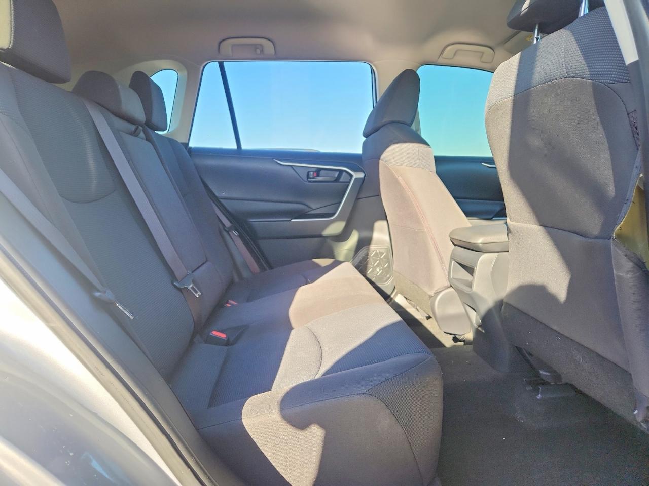2019 Toyota Rav4 Le Silver vin: JTMH1RFV2KD031995