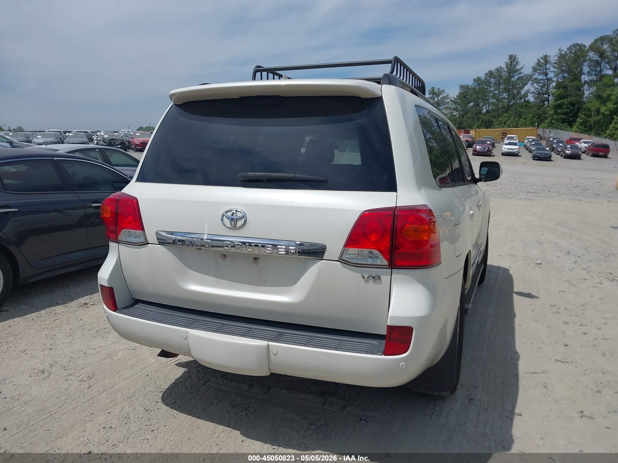 2013 Toyota Land Cruiser V8 White vin: JTMHY7AJ2D4020017