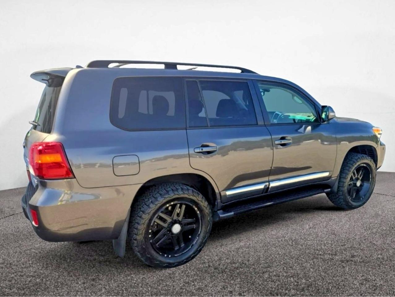 2014 Toyota Land Cruiser Base Gray vin: JTMHY7AJ2E4021850