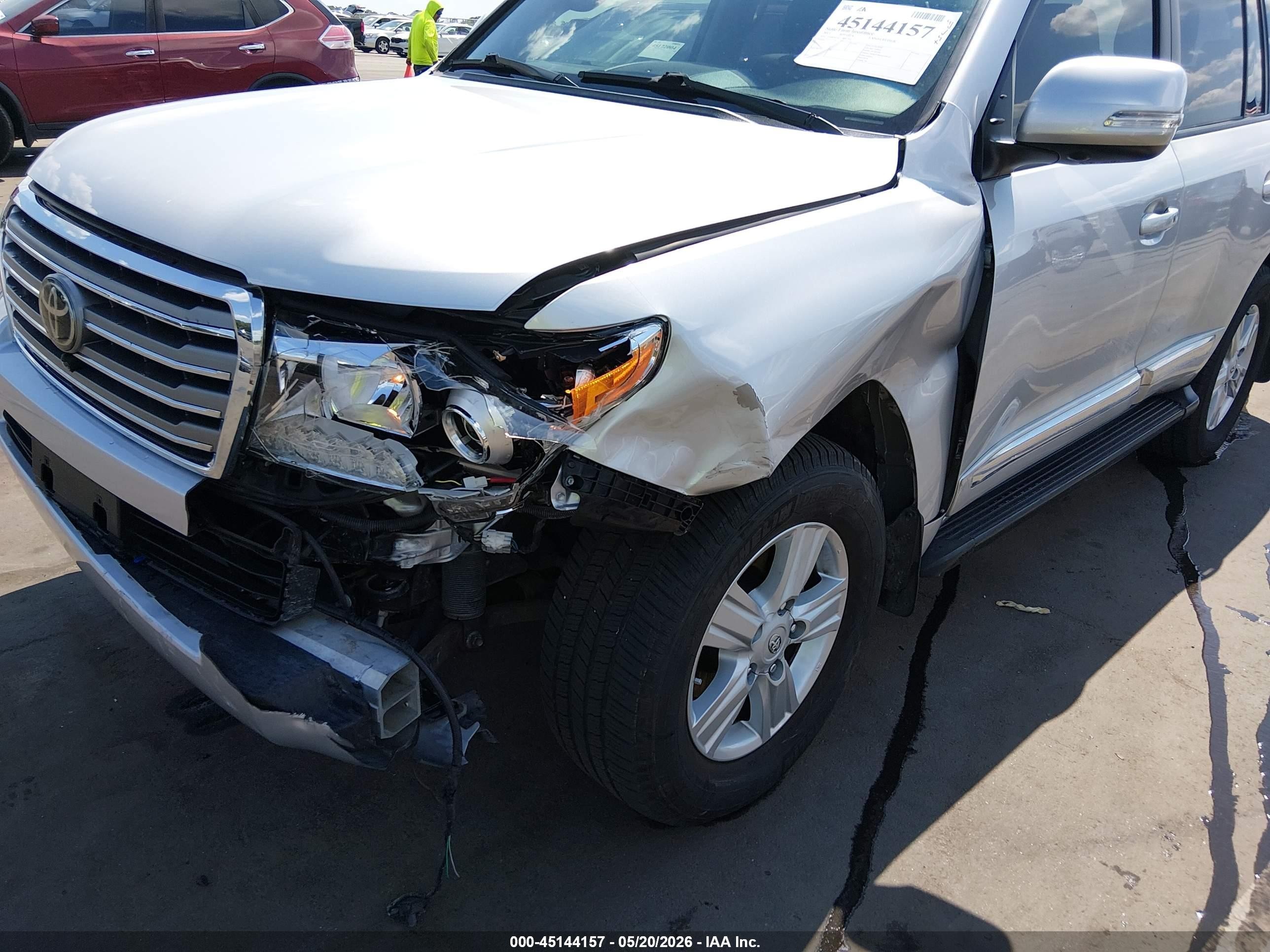 2015 Toyota Land Cruiser V8 Silver vin: JTMHY7AJ2F4035703