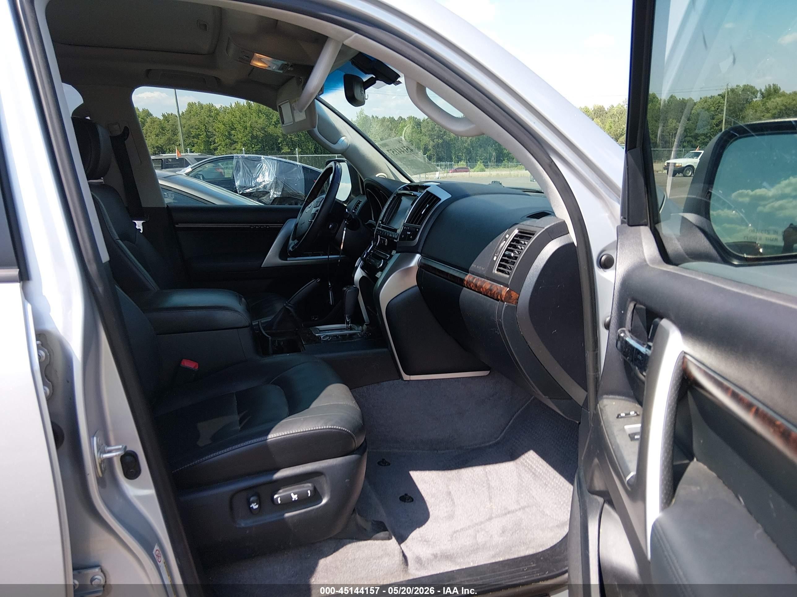 2015 Toyota Land Cruiser V8 Silver vin: JTMHY7AJ2F4035703