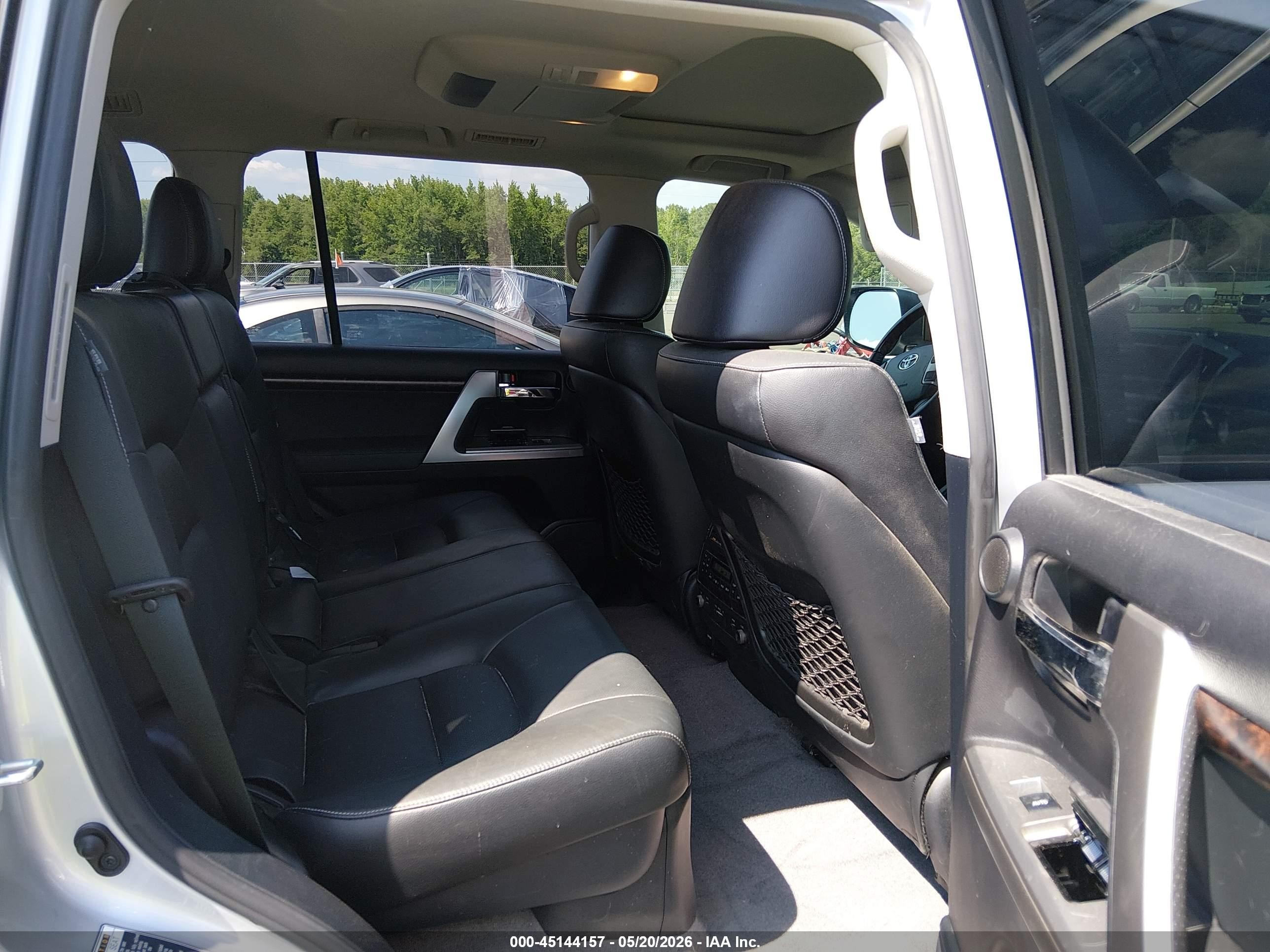2015 Toyota Land Cruiser V8 Silver vin: JTMHY7AJ2F4035703