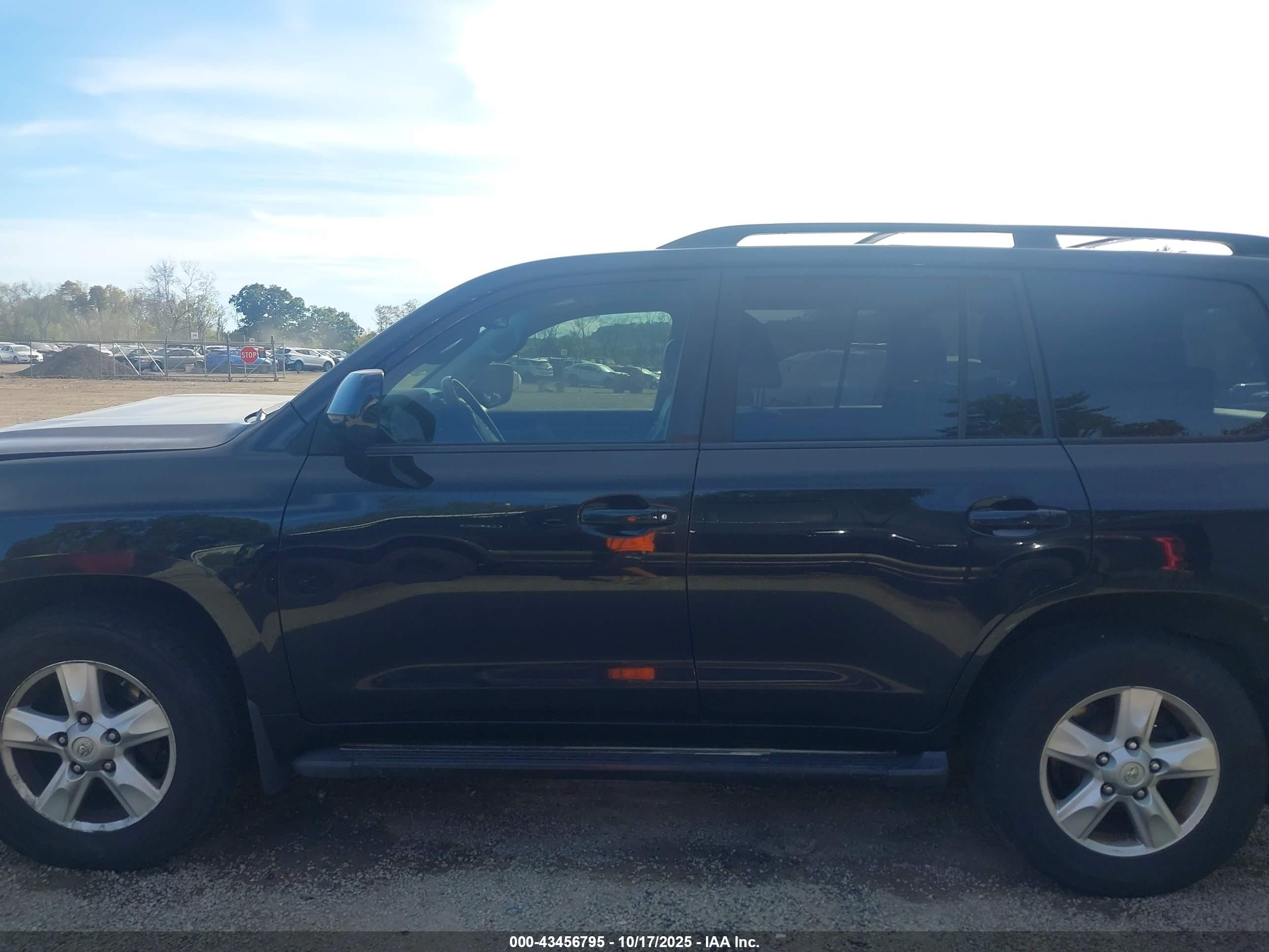 2011 Toyota Land Cruiser V8 Black vin: JTMHY7AJ3B5012838