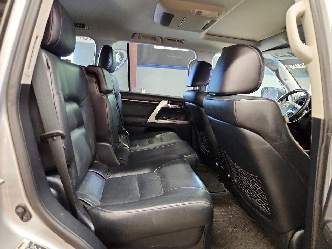 2015 Toyota Land Cruiser Base Серебряный vin: JTMHY7AJ4F4034763