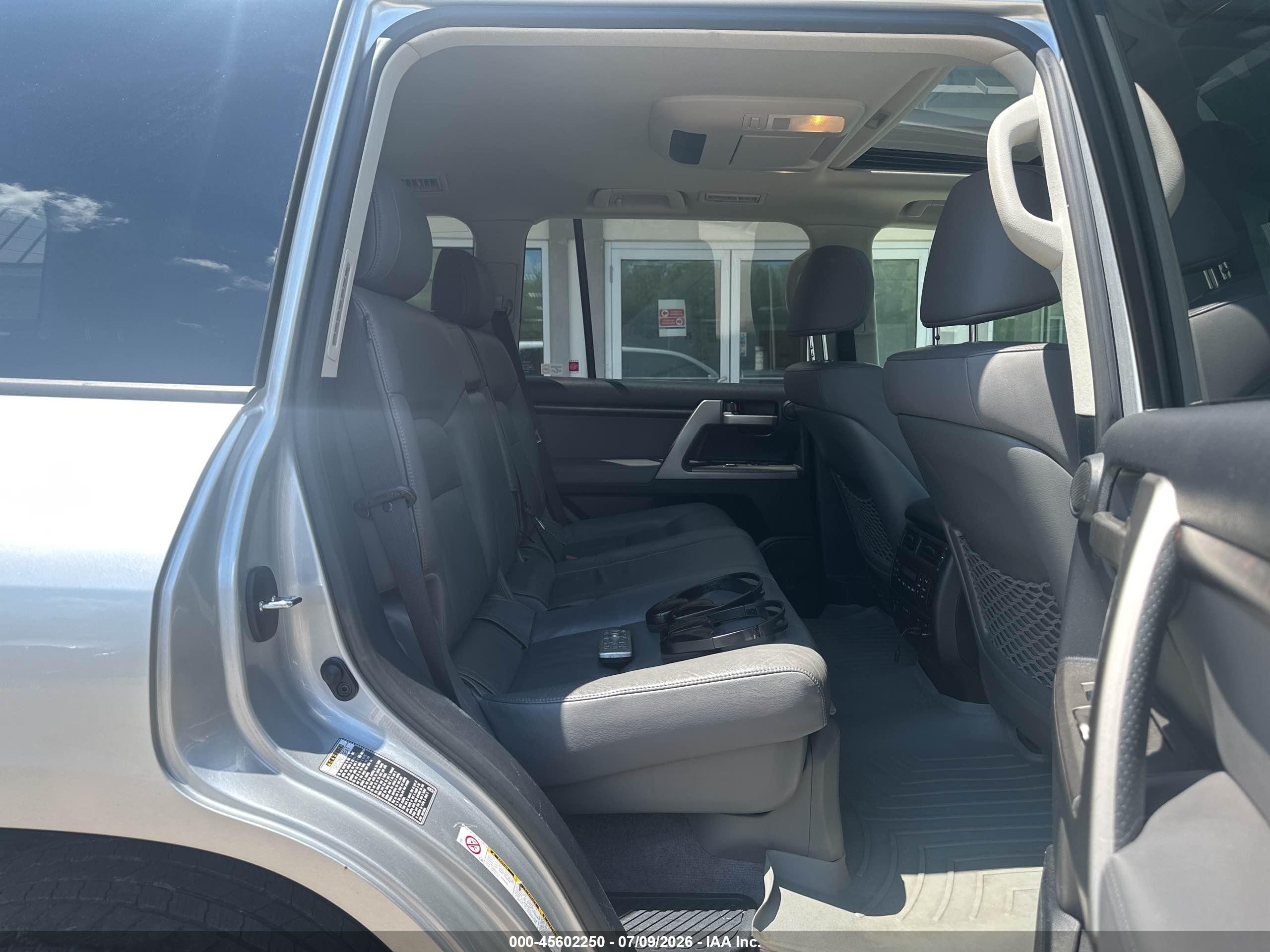 2011 Toyota Land Cruiser V8 Silver vin: JTMHY7AJ7B5012065