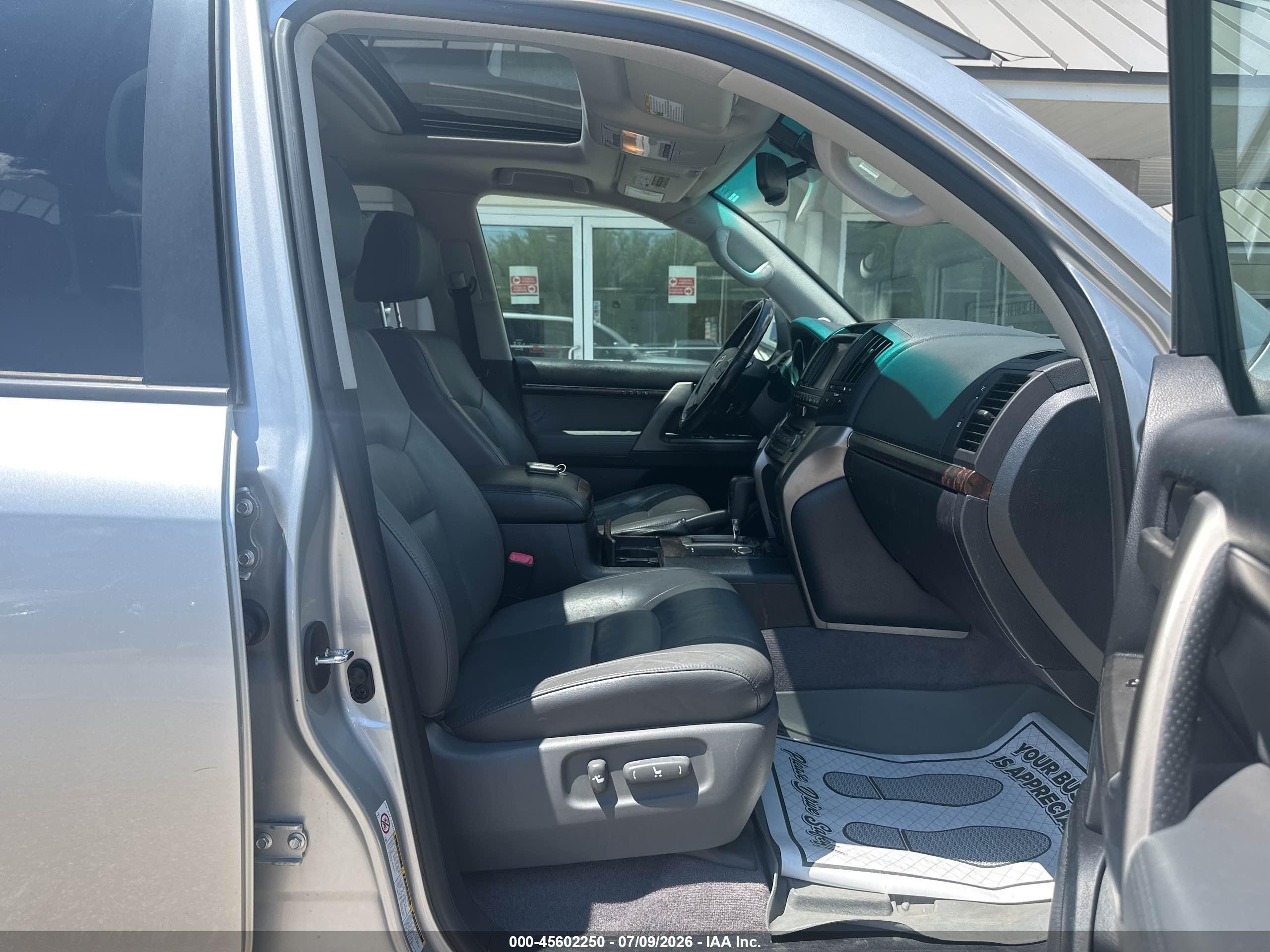 2011 Toyota Land Cruiser V8 Silver vin: JTMHY7AJ7B5012065