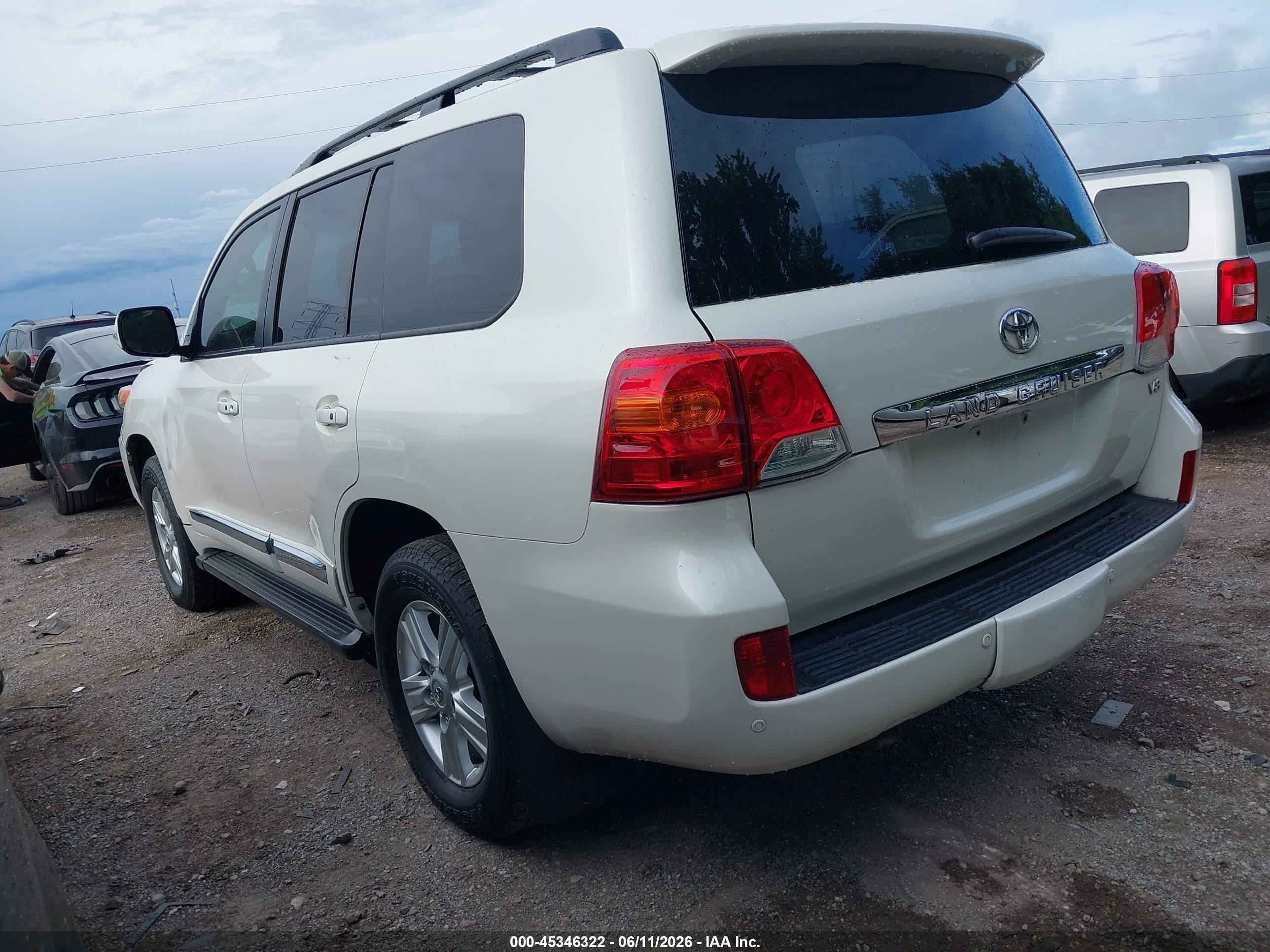 2015 Toyota Land Cruiser V8 White vin: JTMHY7AJ7F4032487