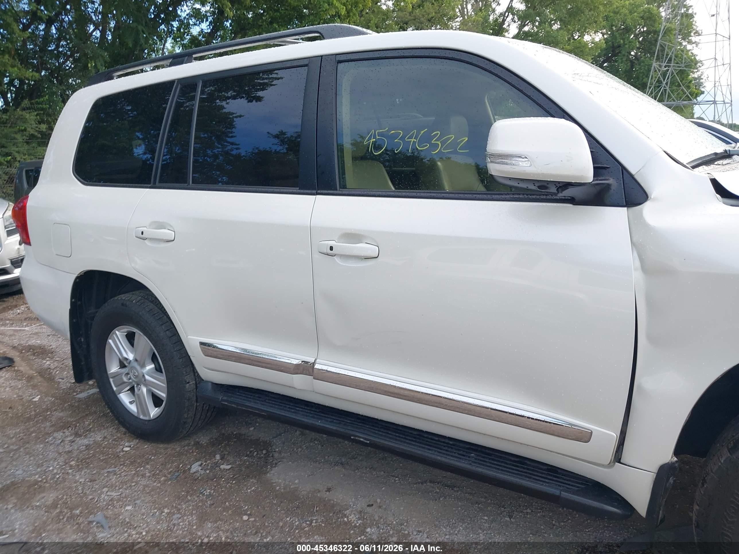 2015 Toyota Land Cruiser V8 White vin: JTMHY7AJ7F4032487
