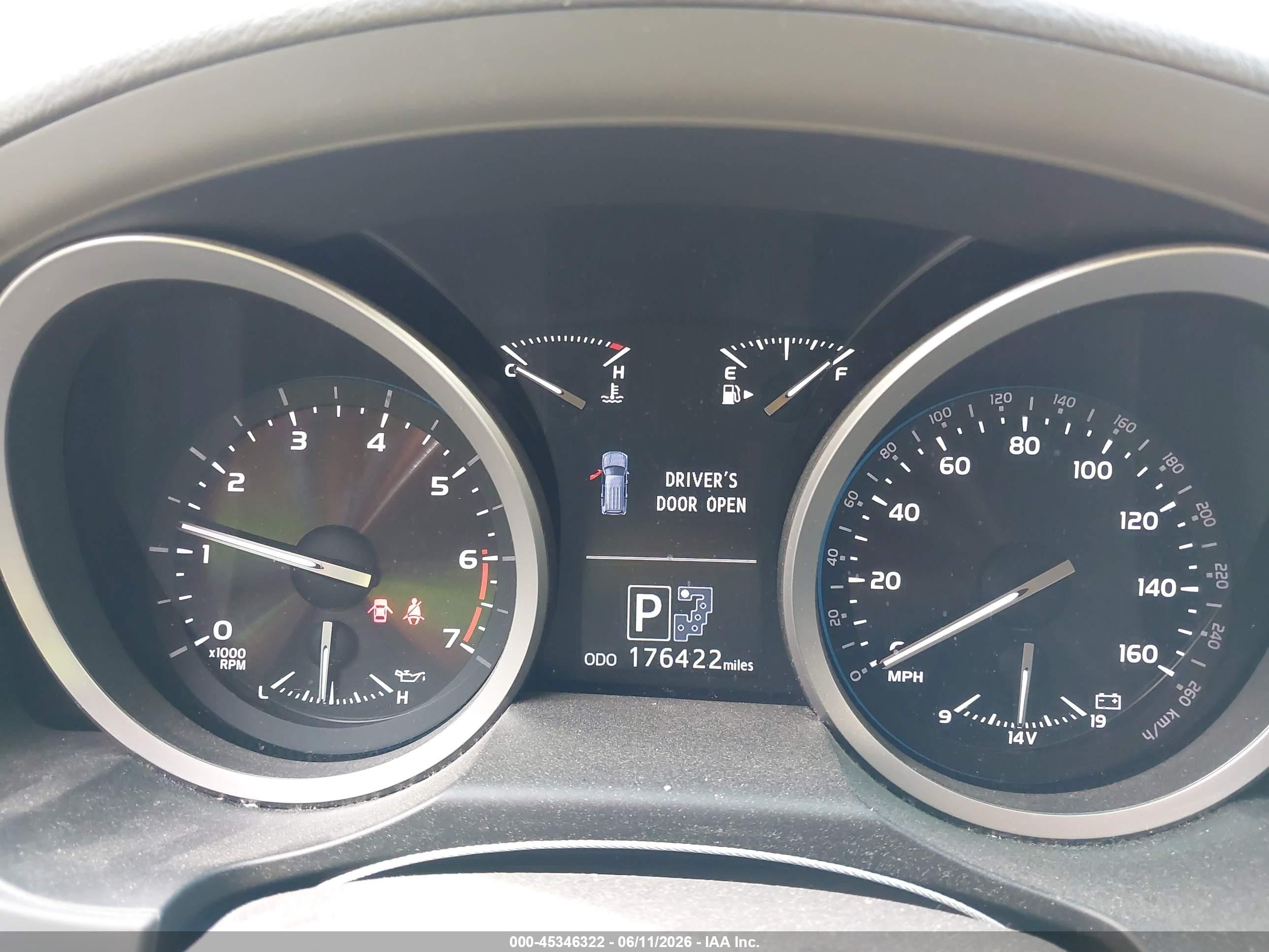 2015 Toyota Land Cruiser V8 White vin: JTMHY7AJ7F4032487