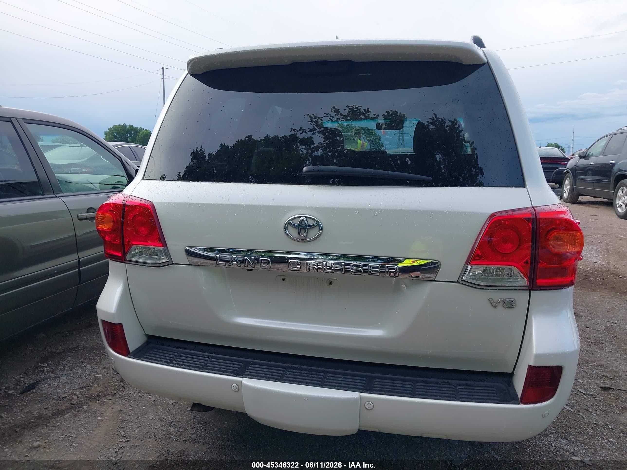 2015 Toyota Land Cruiser V8 White vin: JTMHY7AJ7F4032487