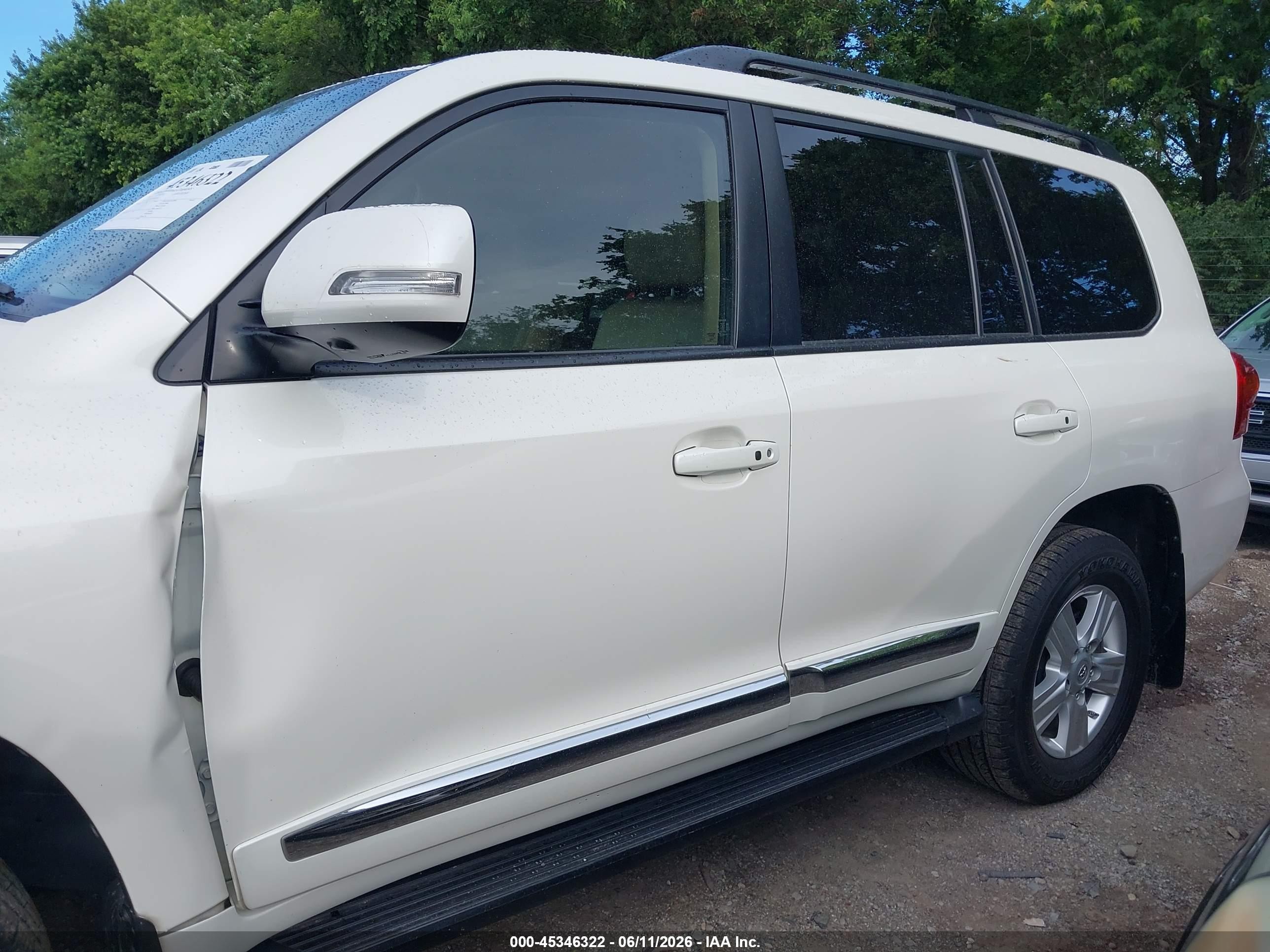 2015 Toyota Land Cruiser V8 White vin: JTMHY7AJ7F4032487