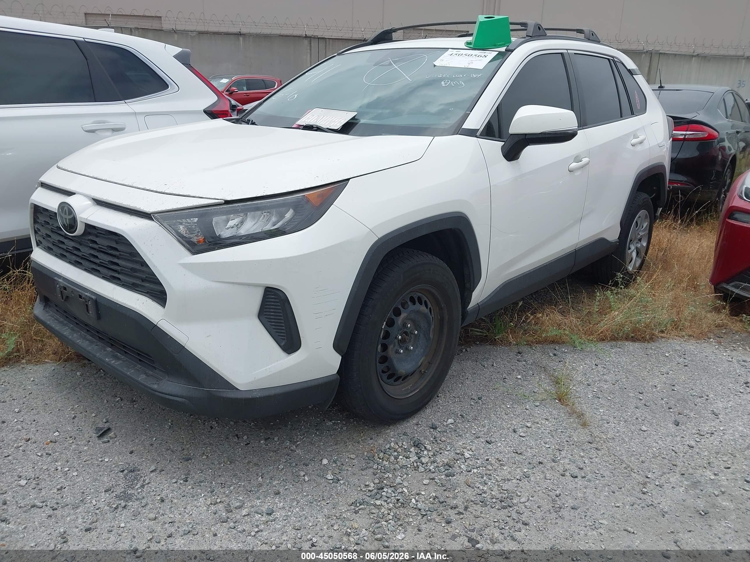 2019 Toyota Rav4 Le White vin: JTMK1RFV3KD501876
