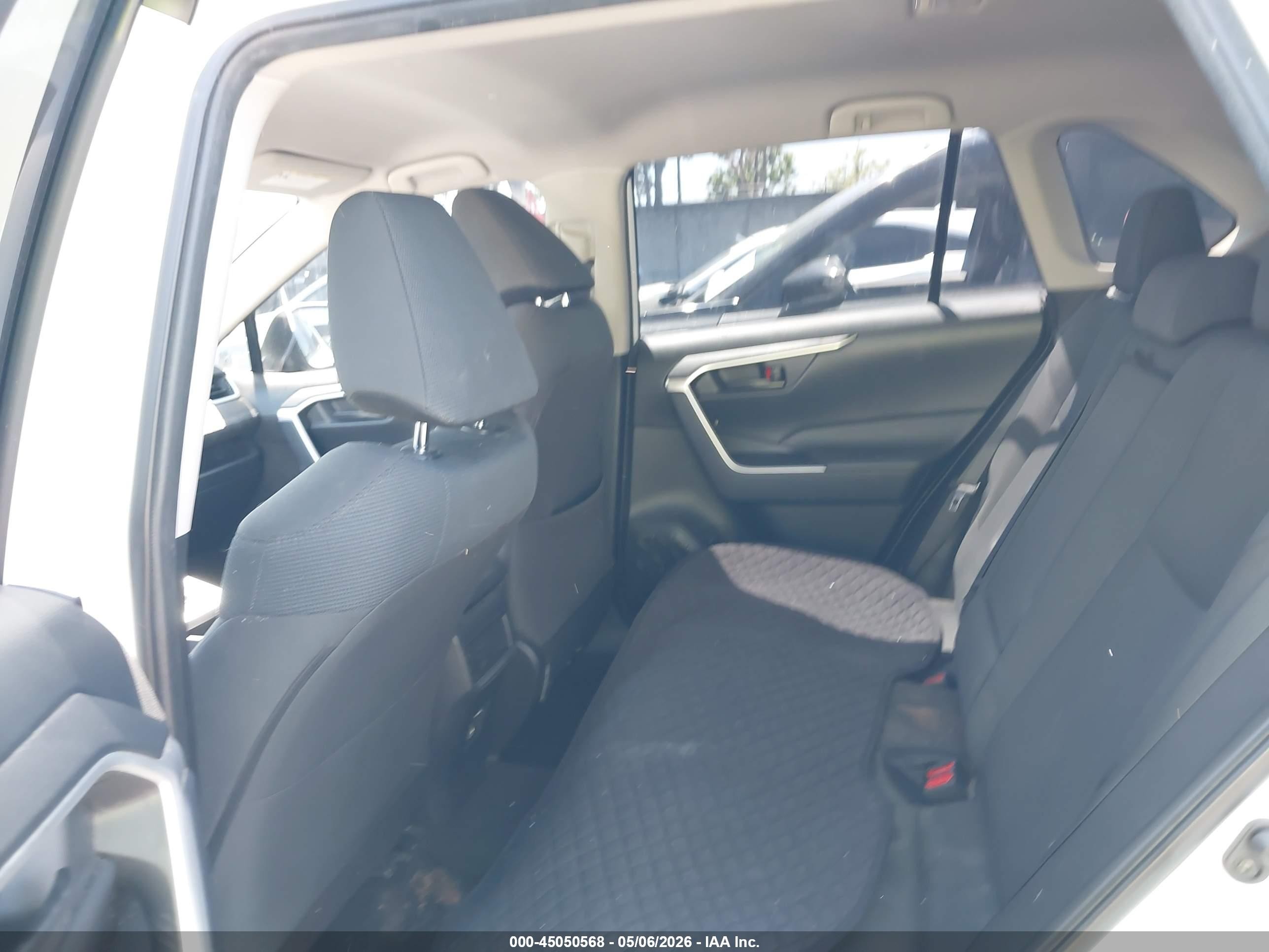 2019 Toyota Rav4 Le White vin: JTMK1RFV3KD501876