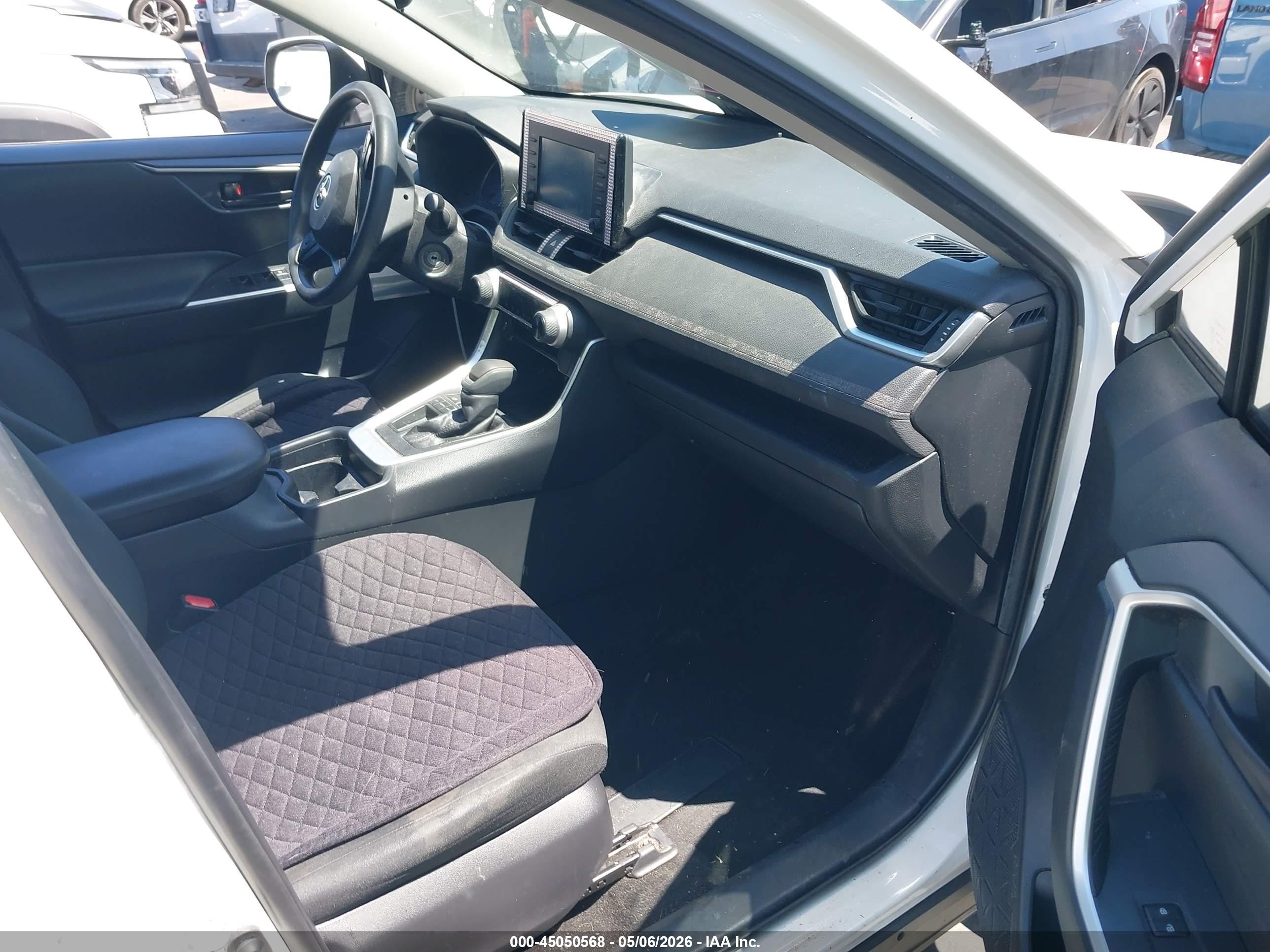 2019 Toyota Rav4 Le White vin: JTMK1RFV3KD501876