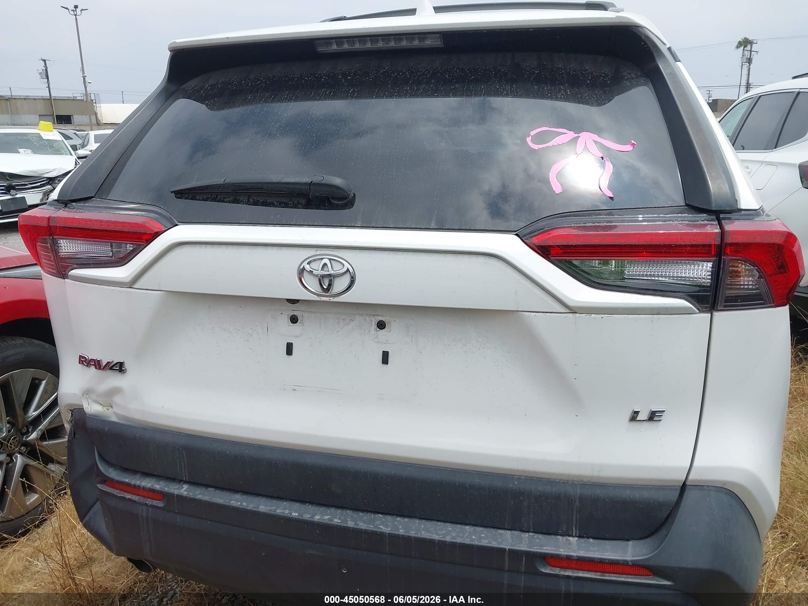 2019 Toyota Rav4 Le White vin: JTMK1RFV3KD501876