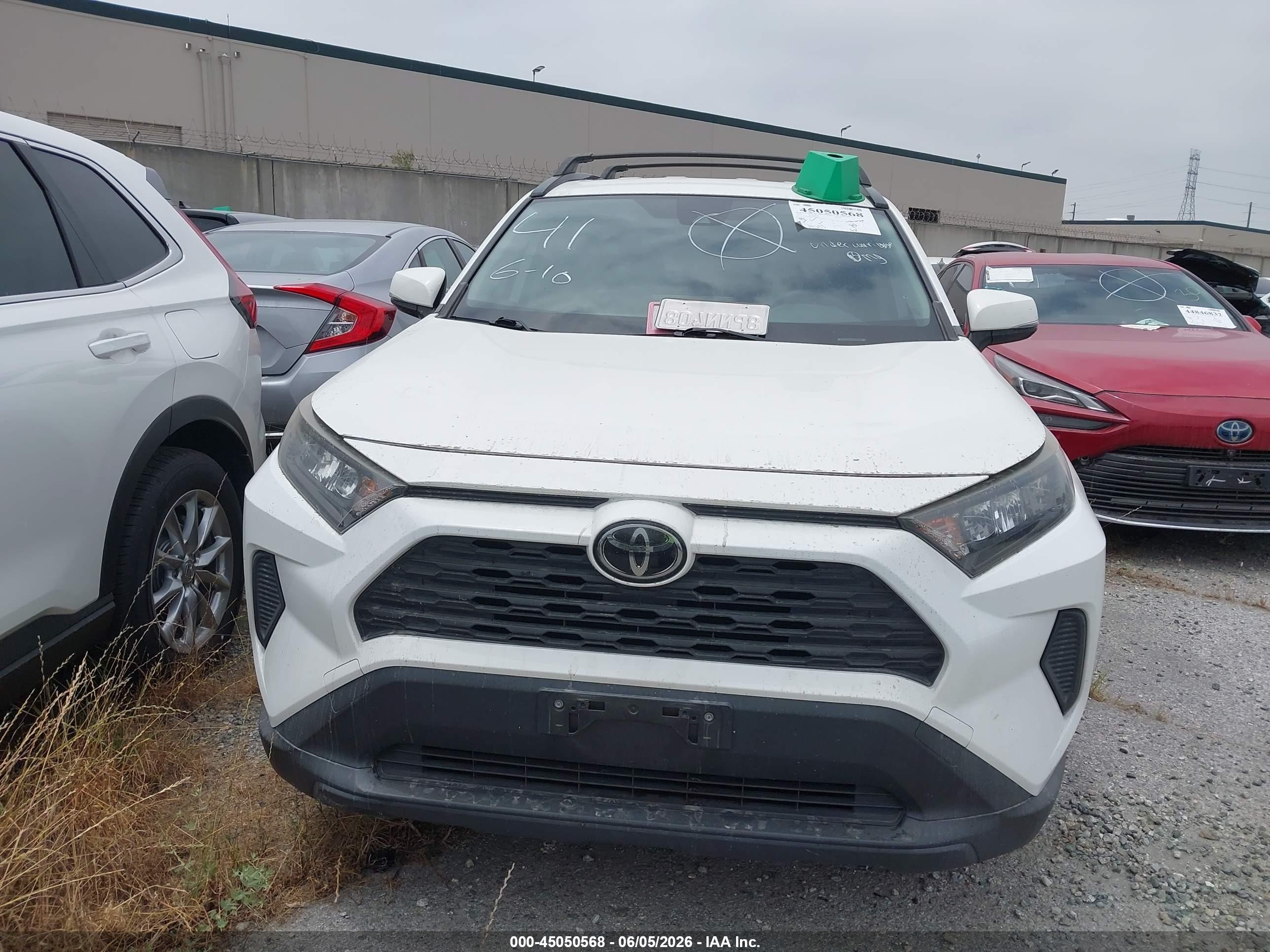 2019 Toyota Rav4 Le White vin: JTMK1RFV3KD501876