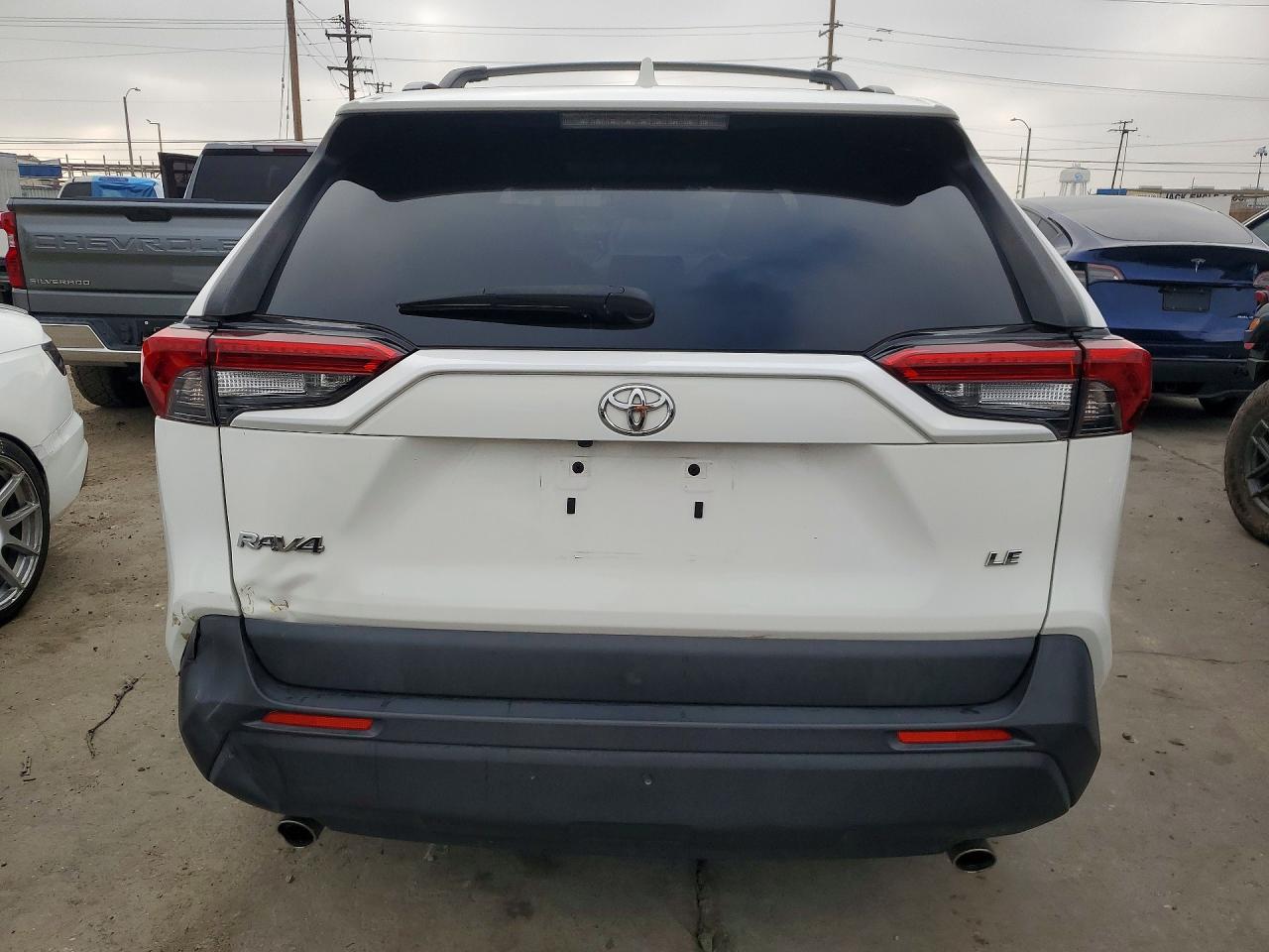 2019 Toyota Rav4 Le White vin: JTMK1RFV3KD501876