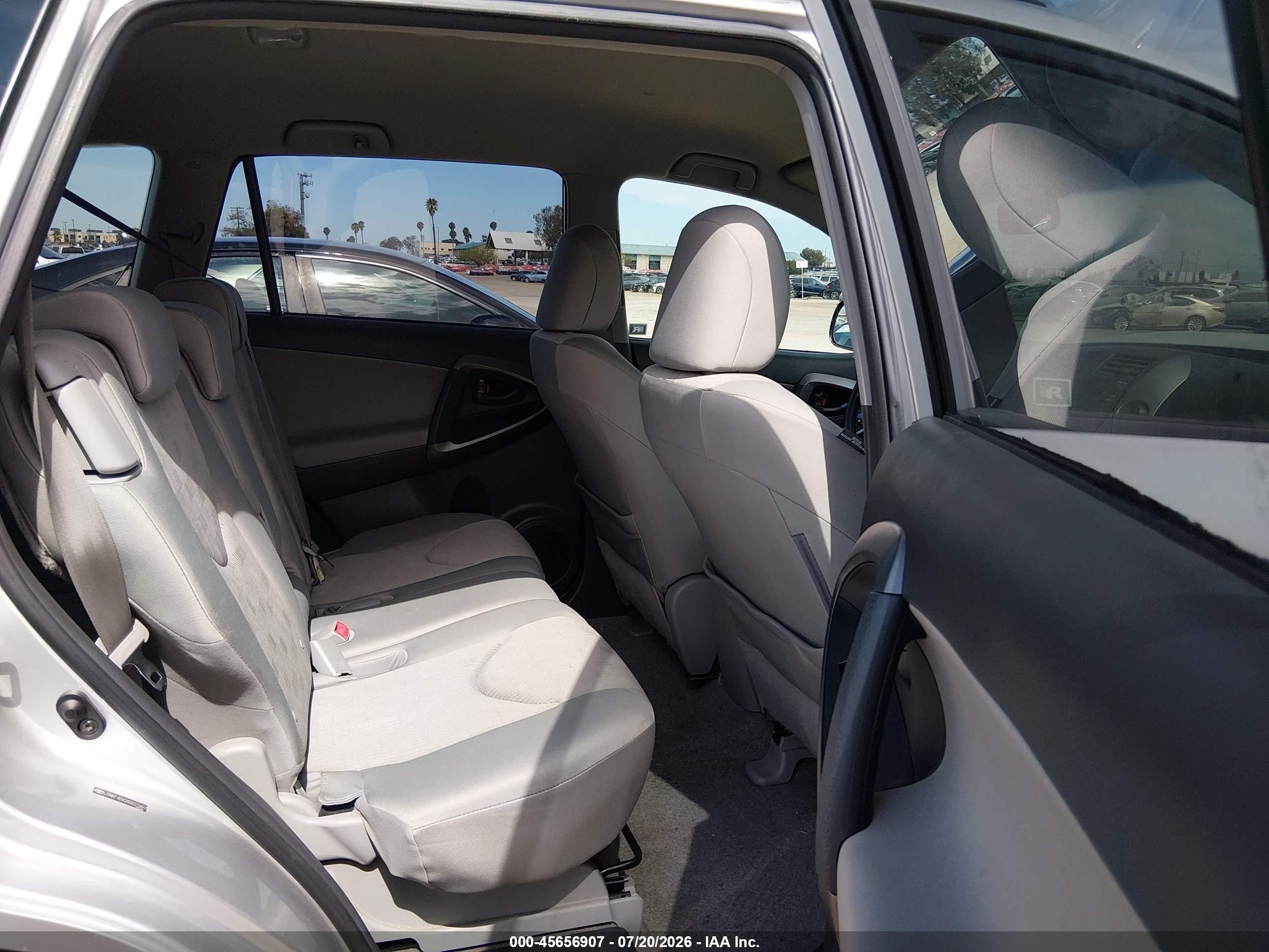 2010 Toyota Rav4   Серебряный vin: JTMKF4DV2A5027497