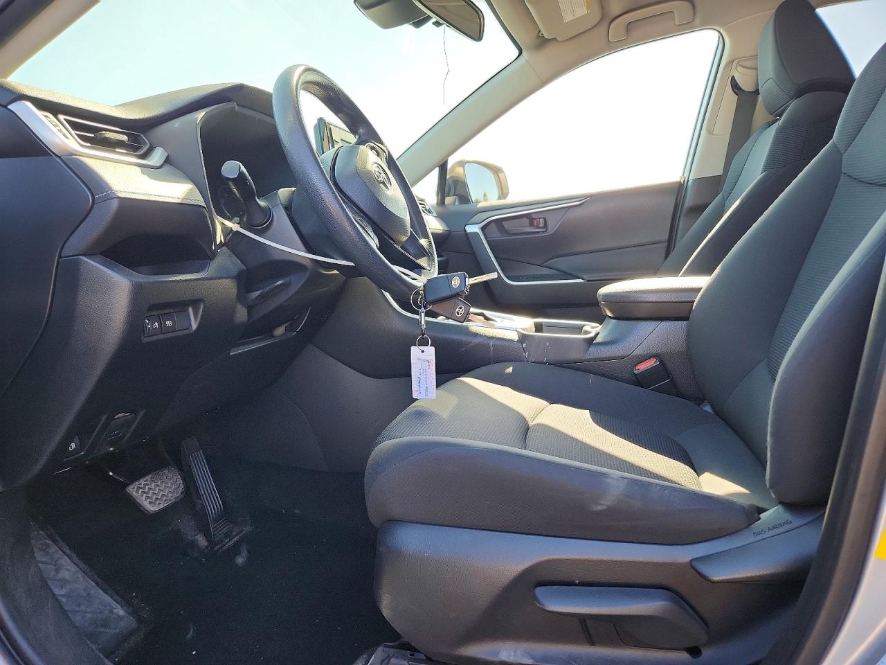 2019 Toyota Rav4 Le Silver vin: JTMLWRFV2KD026324