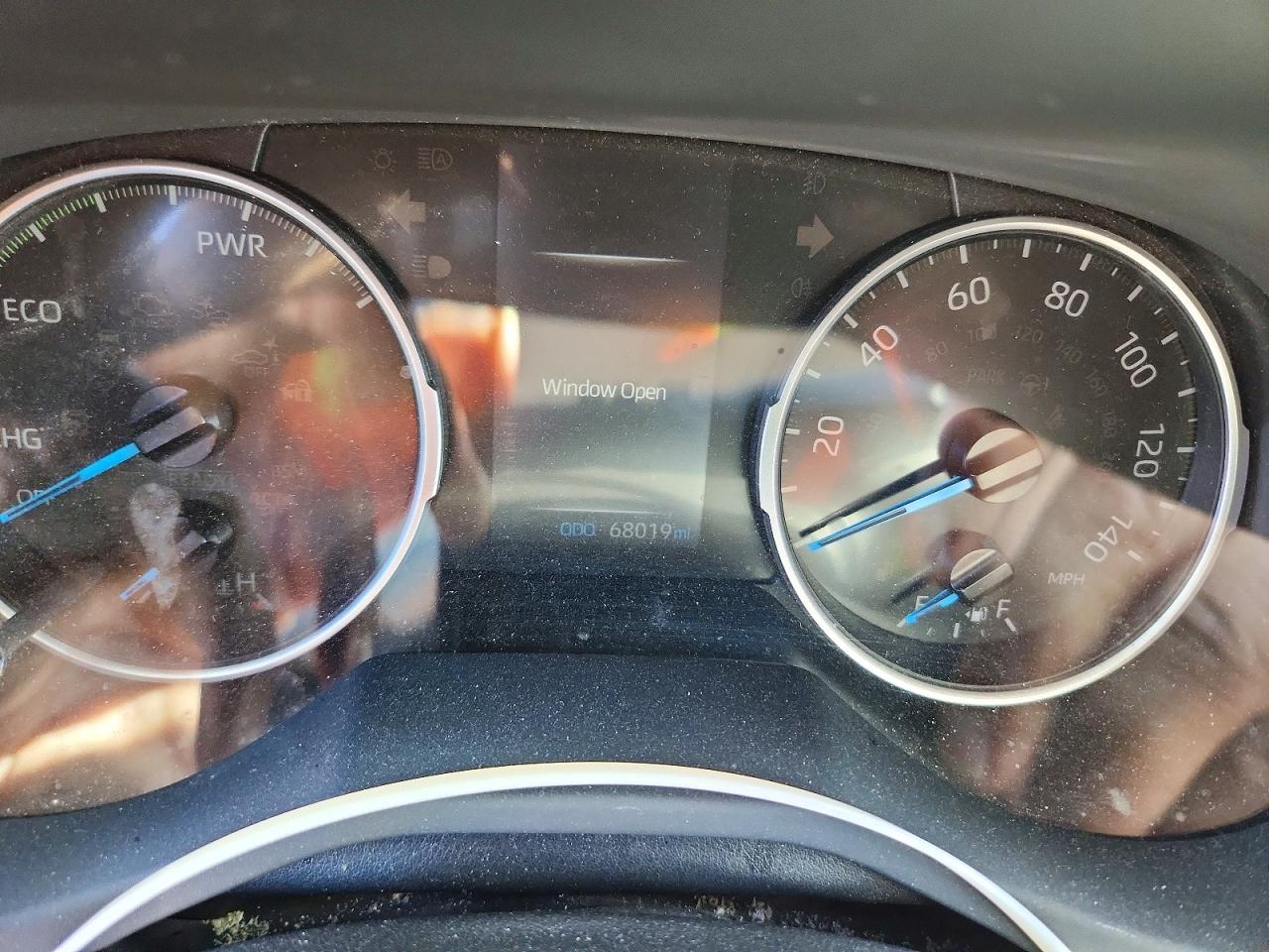 2019 Toyota Rav4 Le Silver vin: JTMLWRFV2KD026324